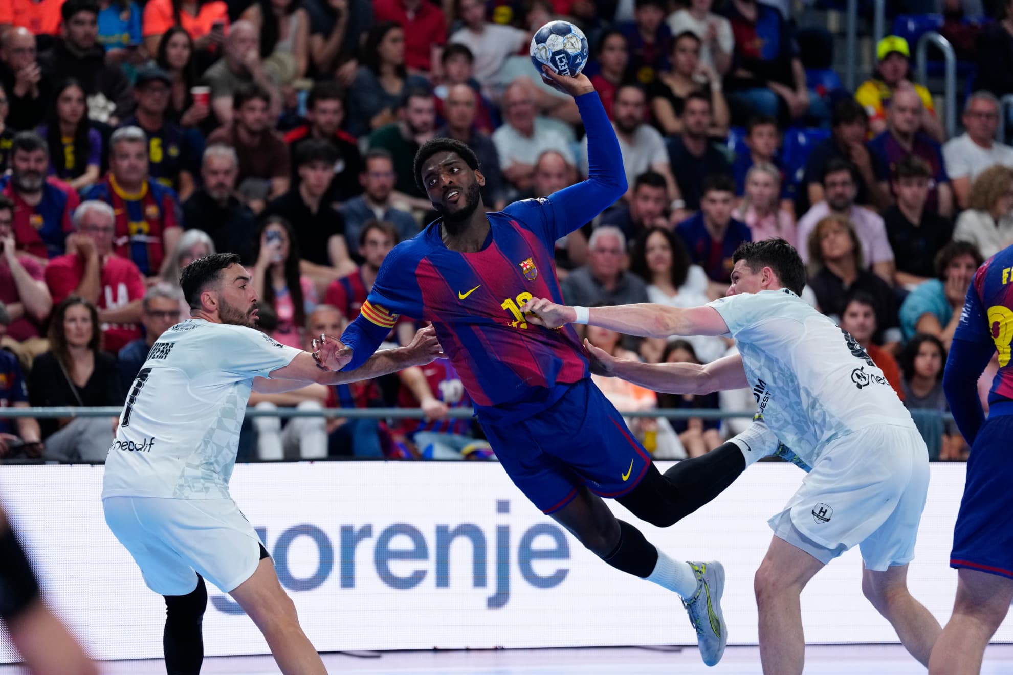 El jugador del Barça Mem (c) en acción ante los jugadores del HBC Nantes Rivera (izda) y Minne.