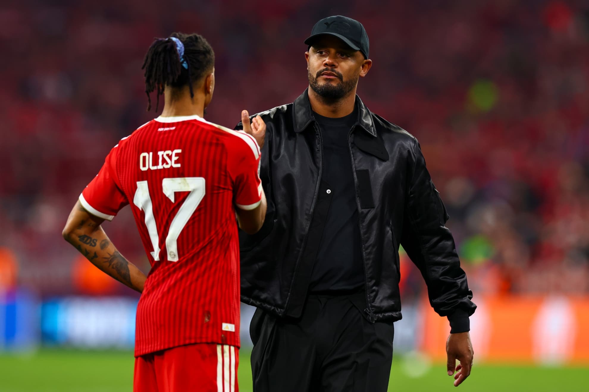 Kompany saluda a Olise.