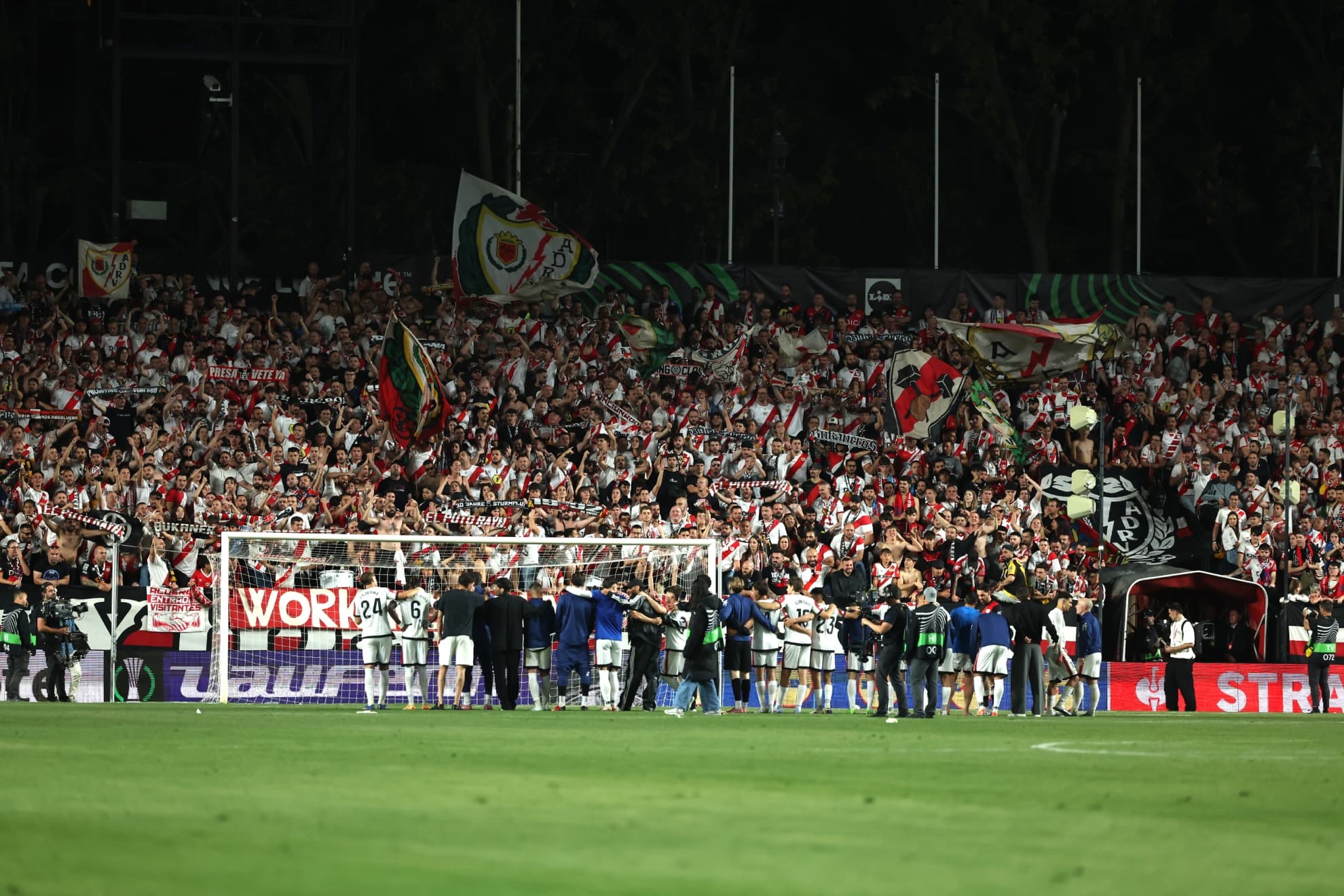 Jugadores y afición celebrando la victoria en la ida.