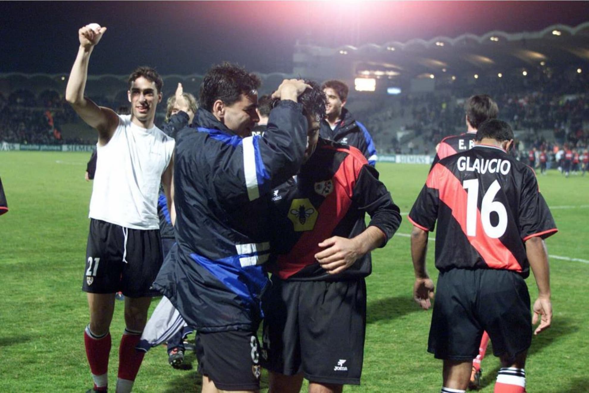 Futbolistas del Rayo celebrando la victoria ante el Girondins.