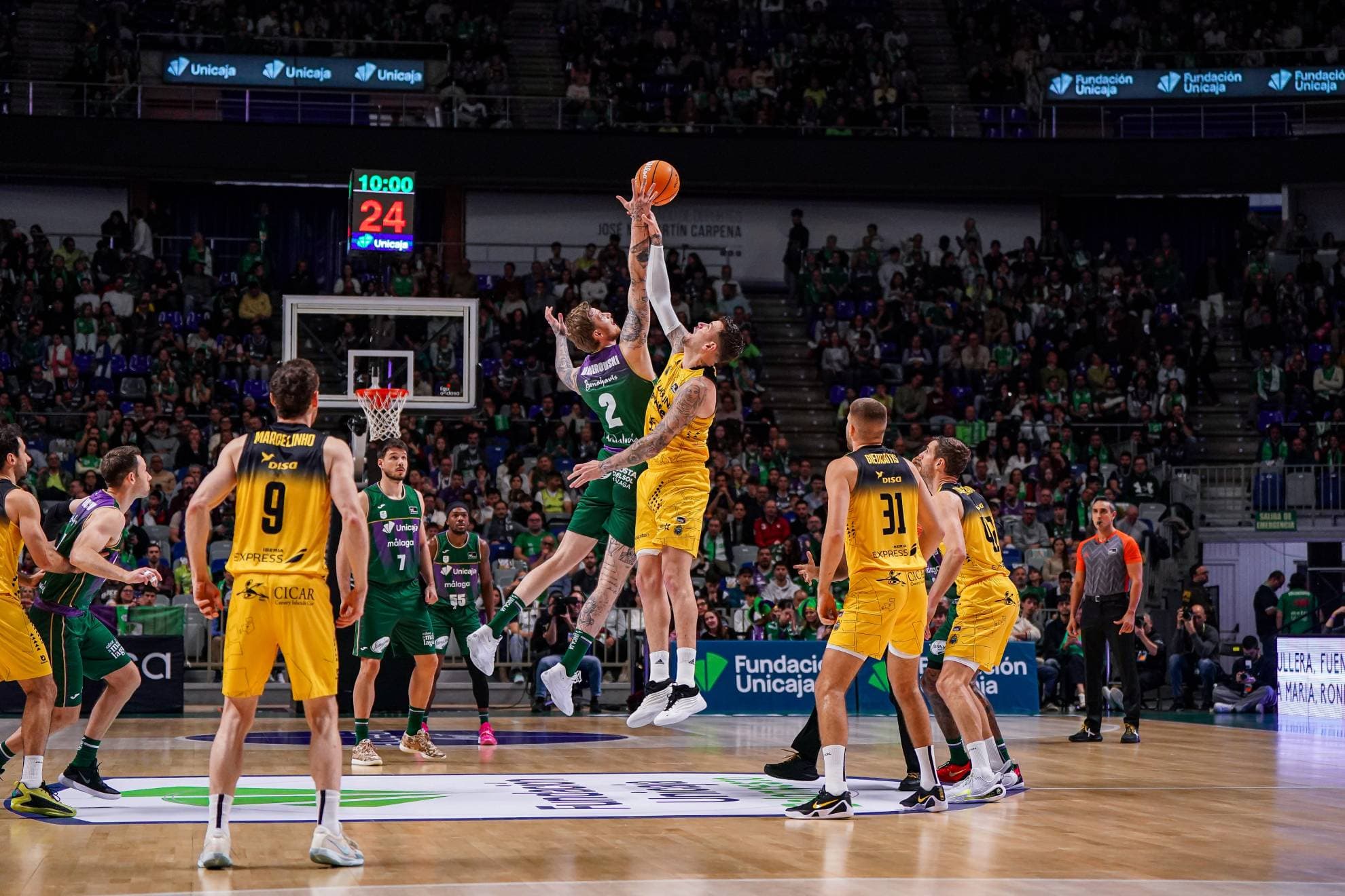 Olek Balcerowski y Gio Shermadini, en el salto inicial de un Unicaja-La Laguna Tenerife.