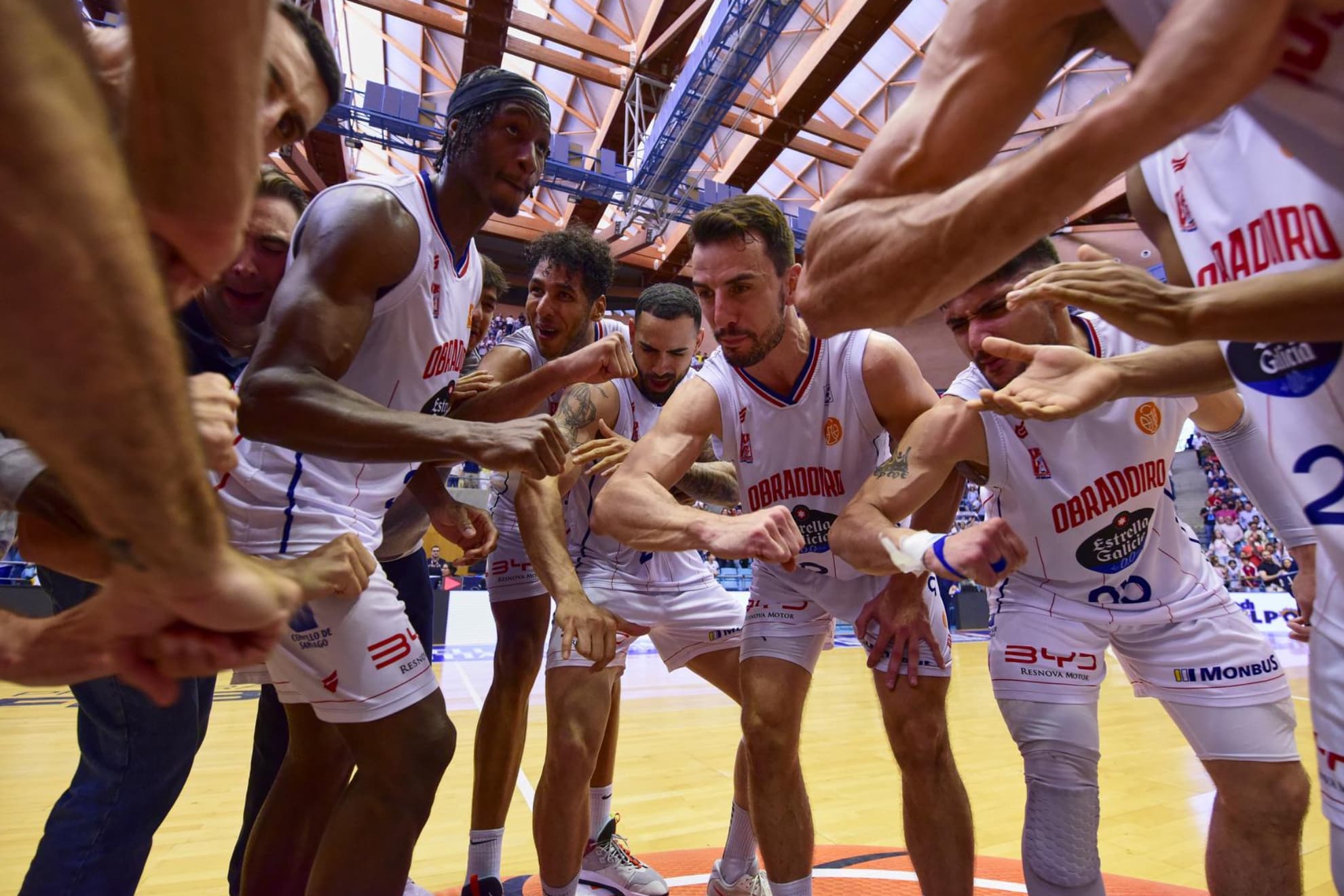 Los jugadores del Monbus Obradoiro celebran un triunfo.