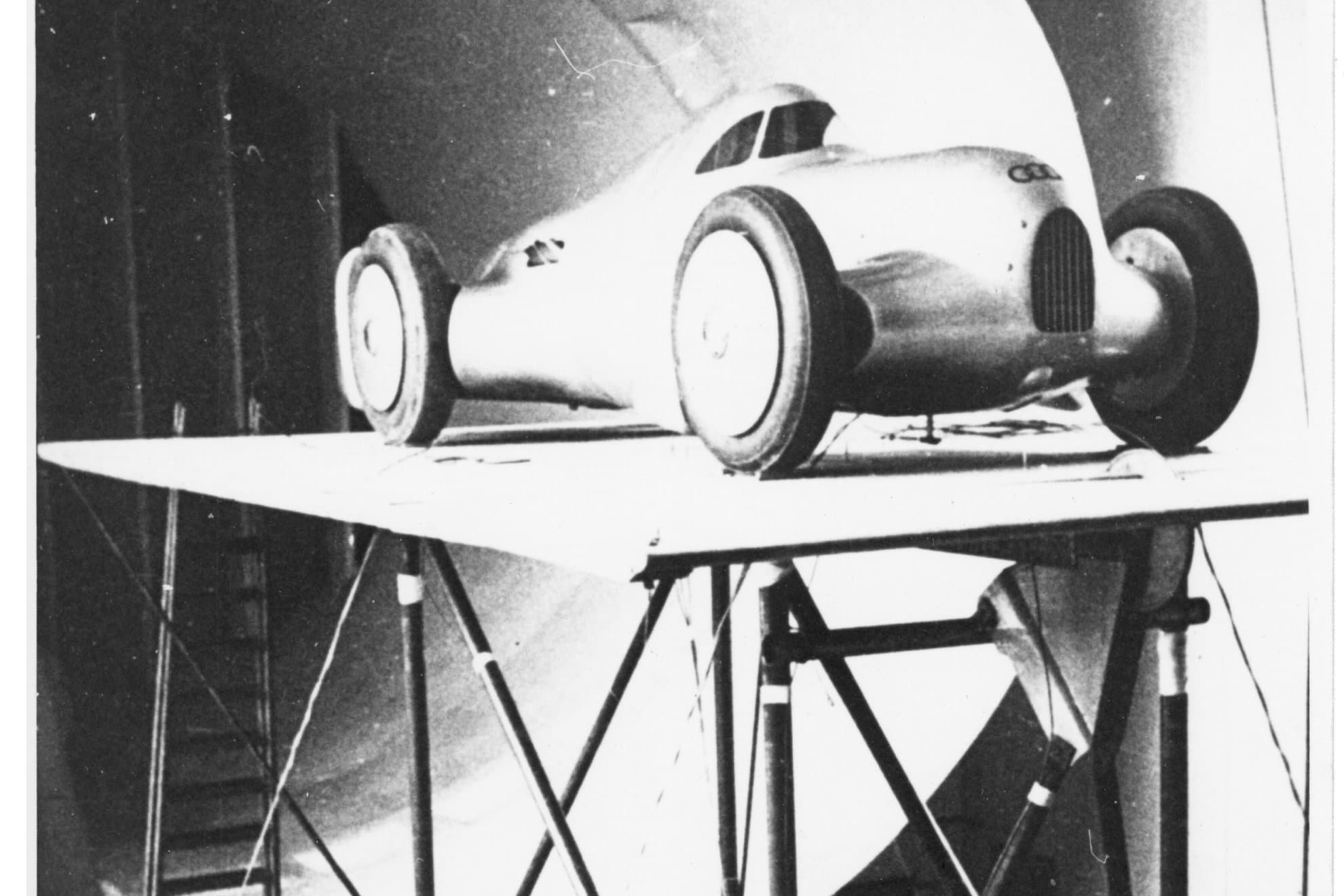 Imagen del coche a finales de 1934 en el túnel de viento en Berlín.