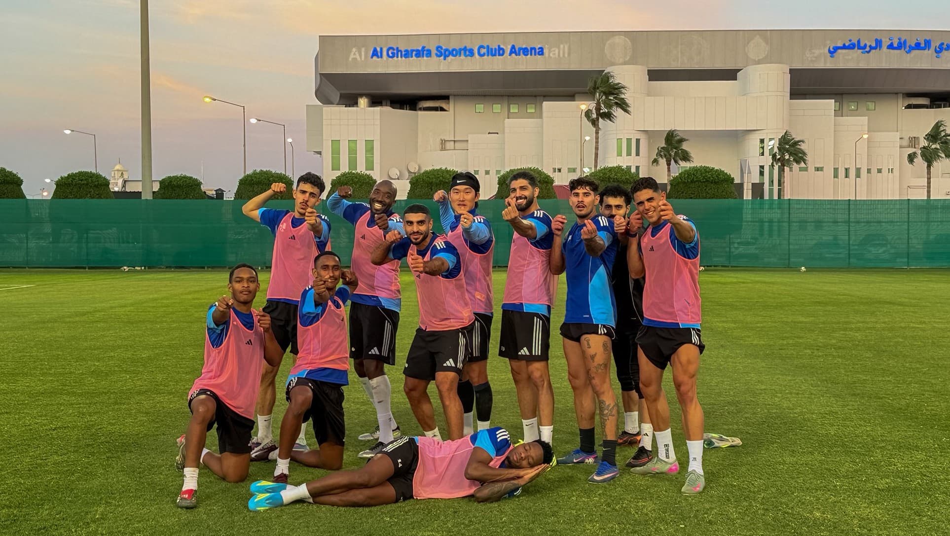 Djaló, en una curiosa pose en una foto de grupo tras un juego en un entrenamiento.