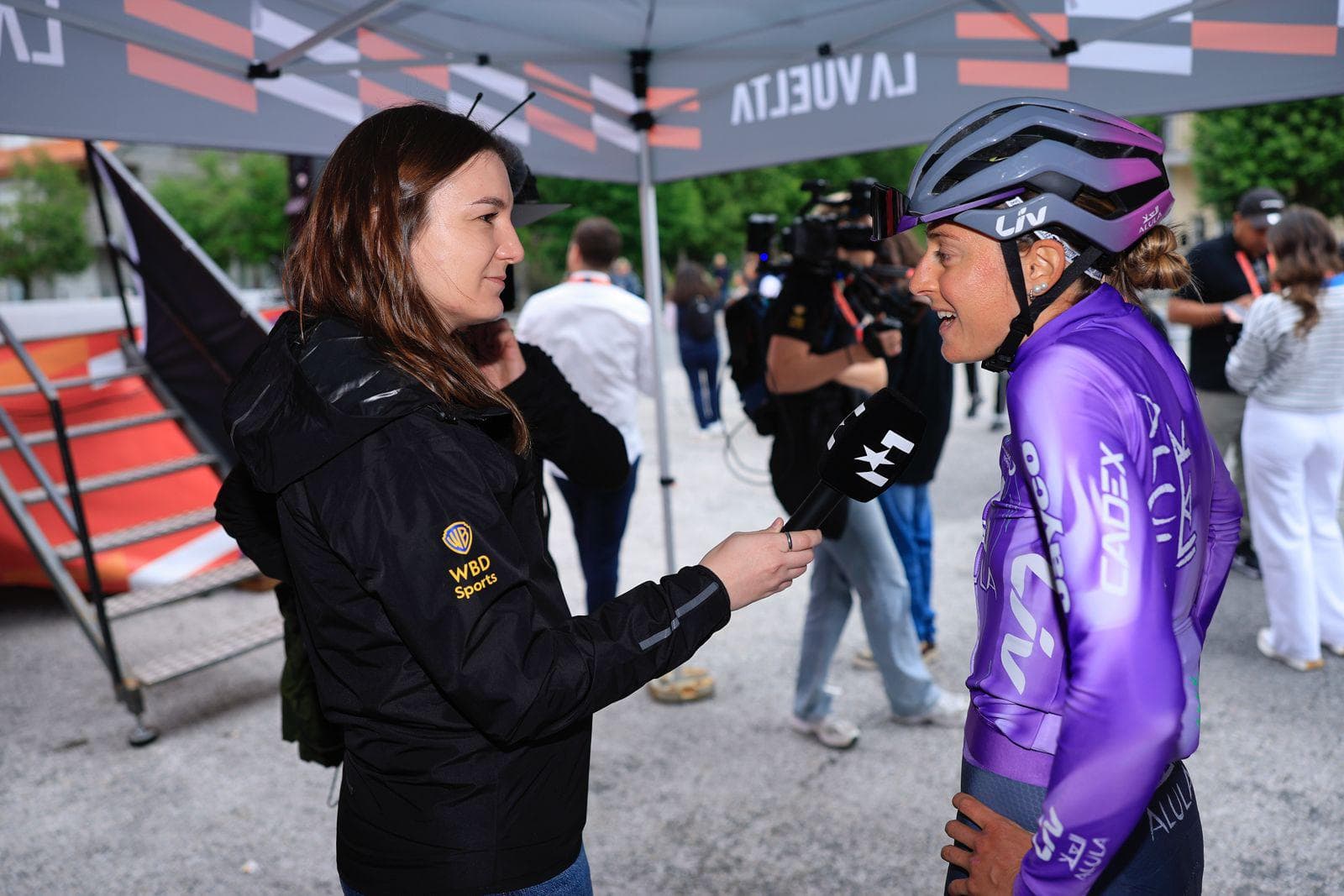 La periodista de Eurosport, Laura Álvarez, durante una entrevista en LaVuelta.