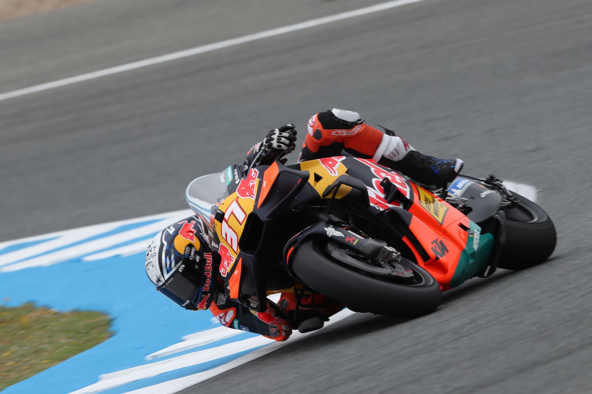 Acosta, sobre su KTM, en Jerez.