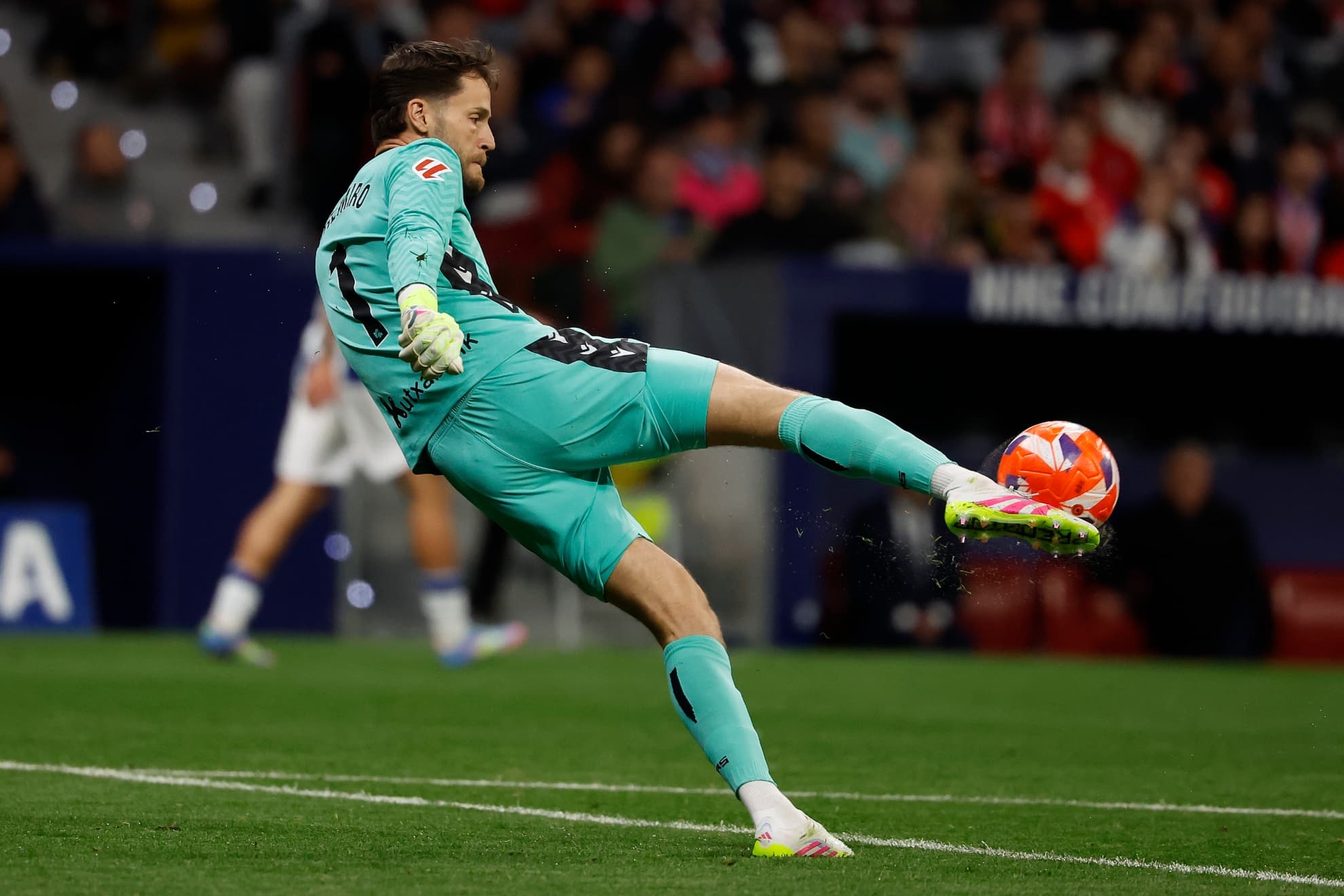 Remiro, en un partido frente al Atlético de Madrid.