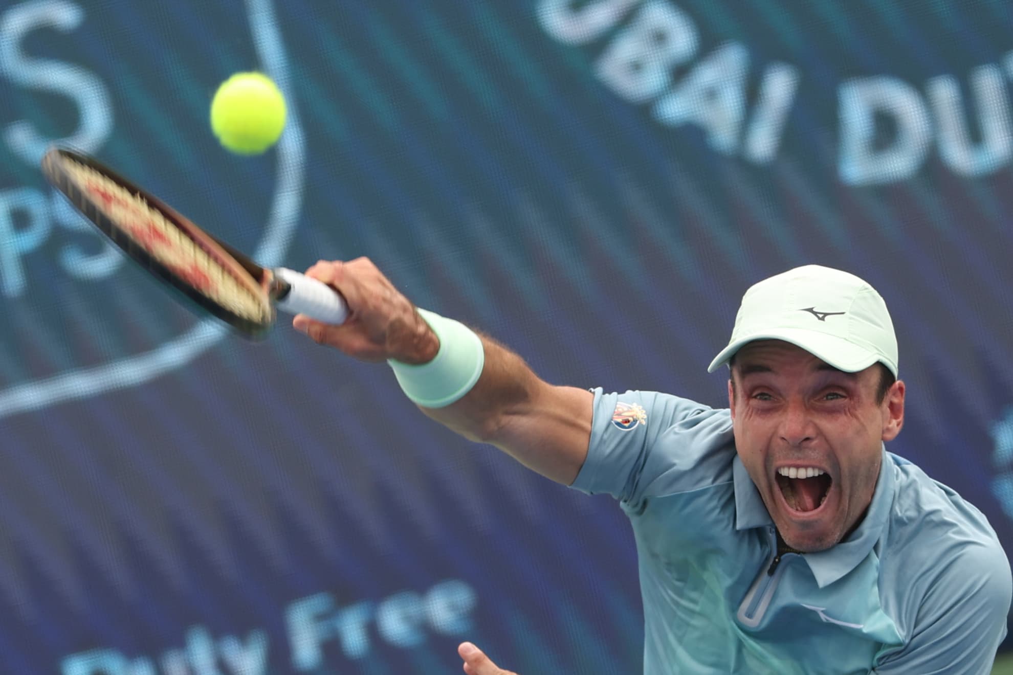 Roberto Bautista saca durante un partido en el Dubai Duty Free Tennis ATP Championships 2025.