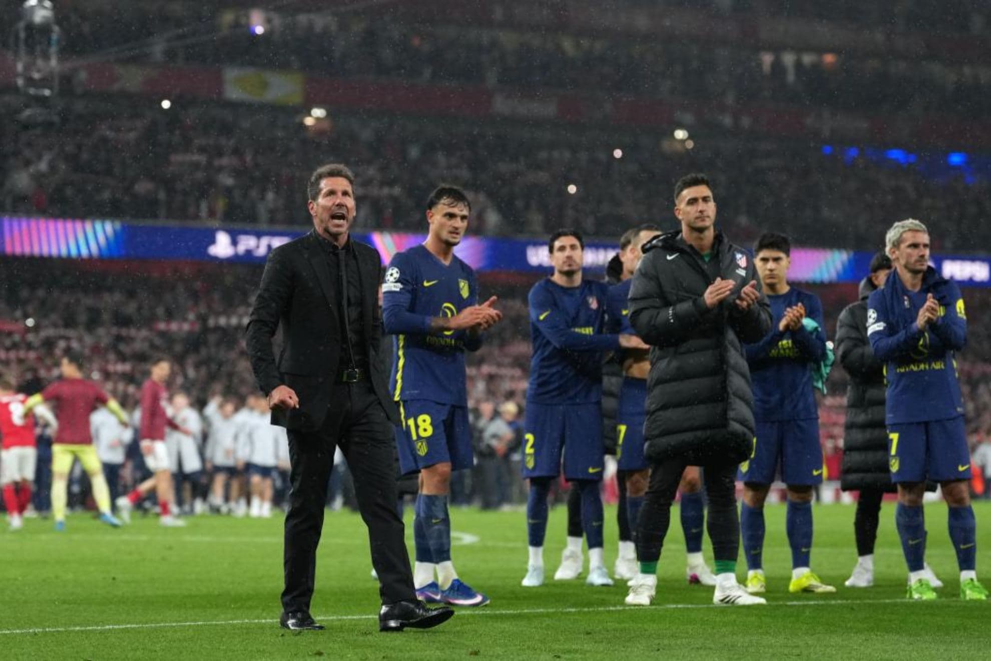 Los jugadores del Atlético y Simeone, a la conclusión del partido ante el Arsenal.