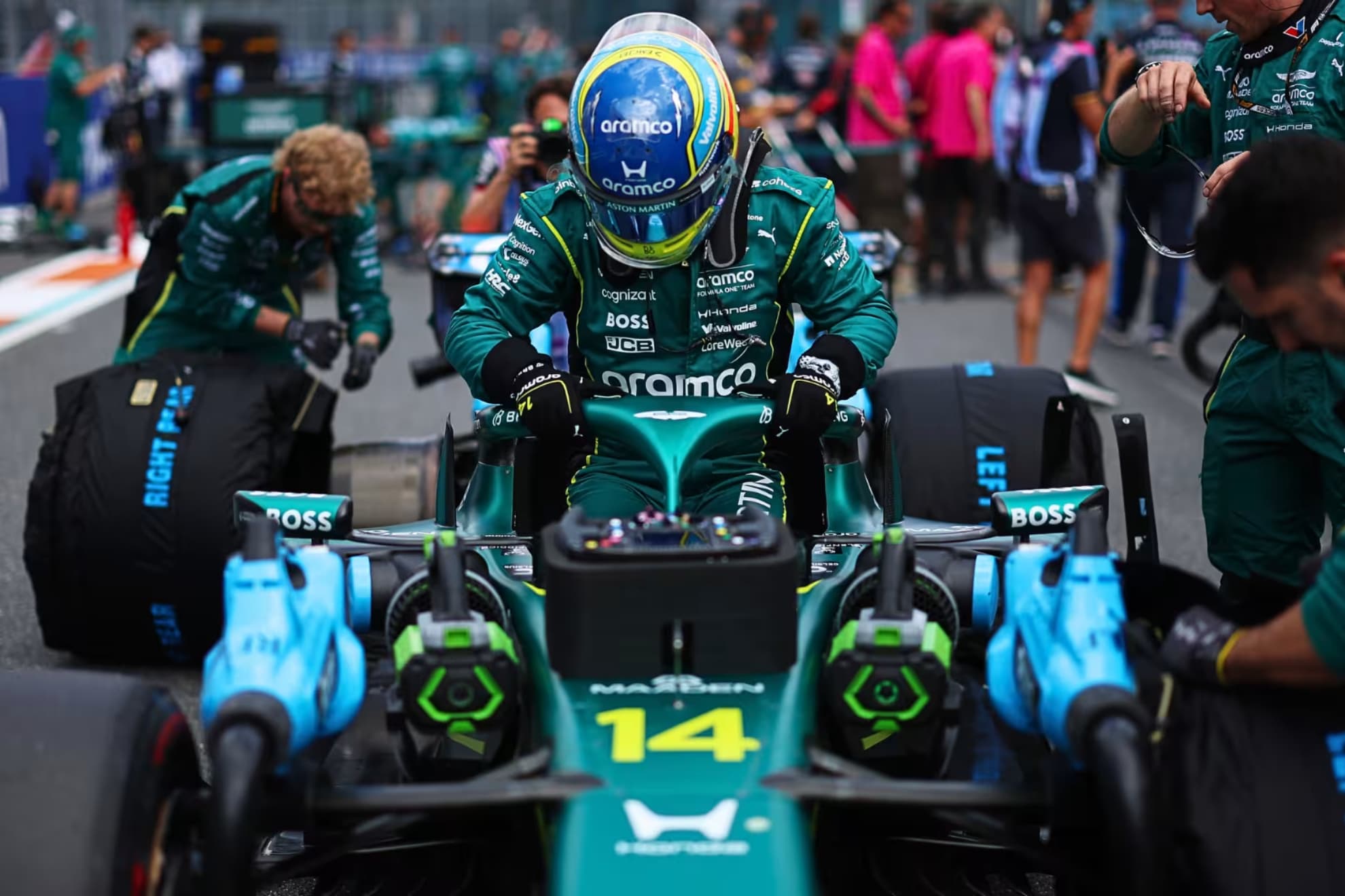 Fernando Alonso sale del Aston Martin AMR26.