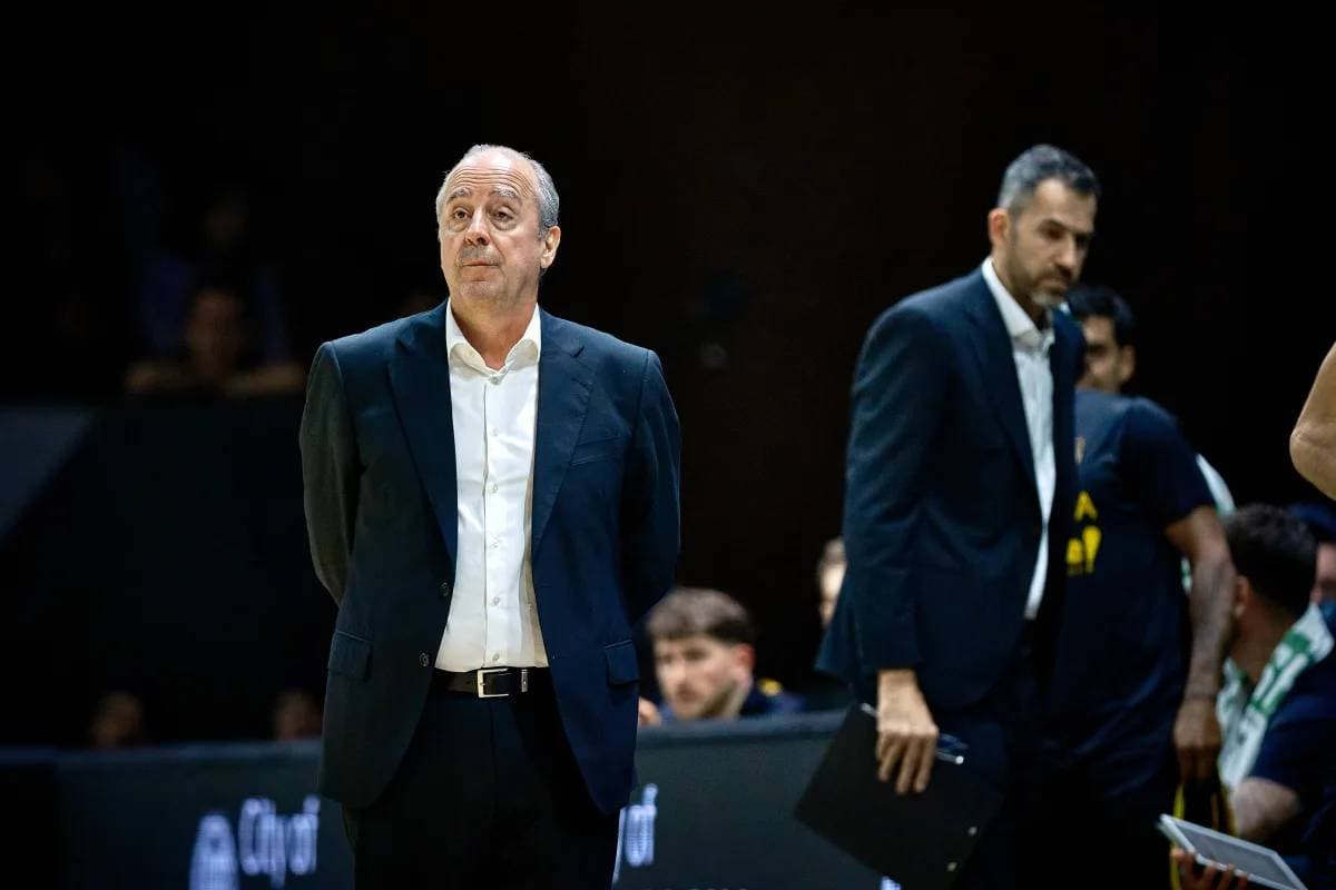 Txus Vidorreta, atento durante el partido.