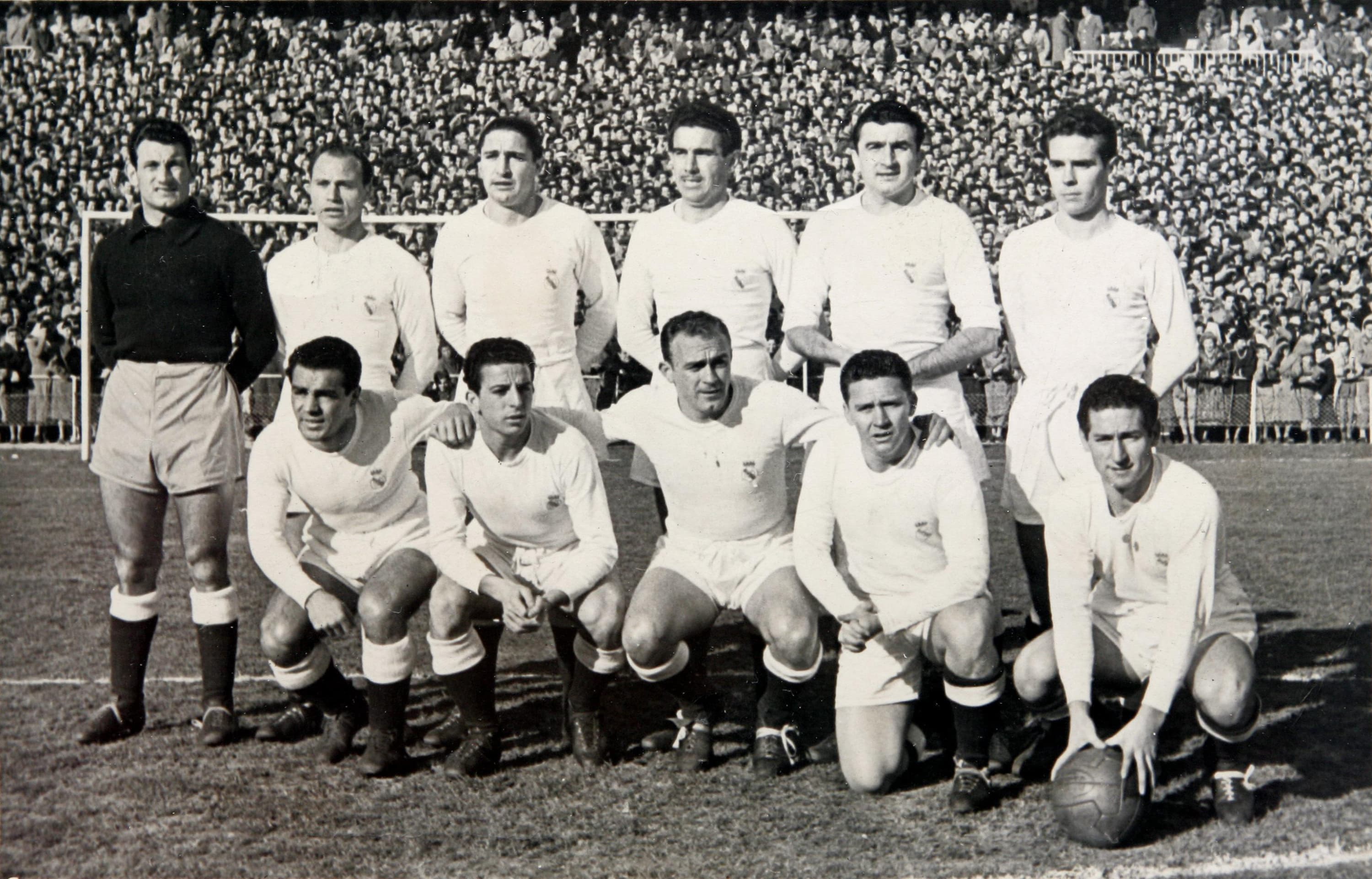 Joaquín Navarro, el segundo arriba de izquierda a derecha, den un partido del Madrid de la temporada 1953-54.
