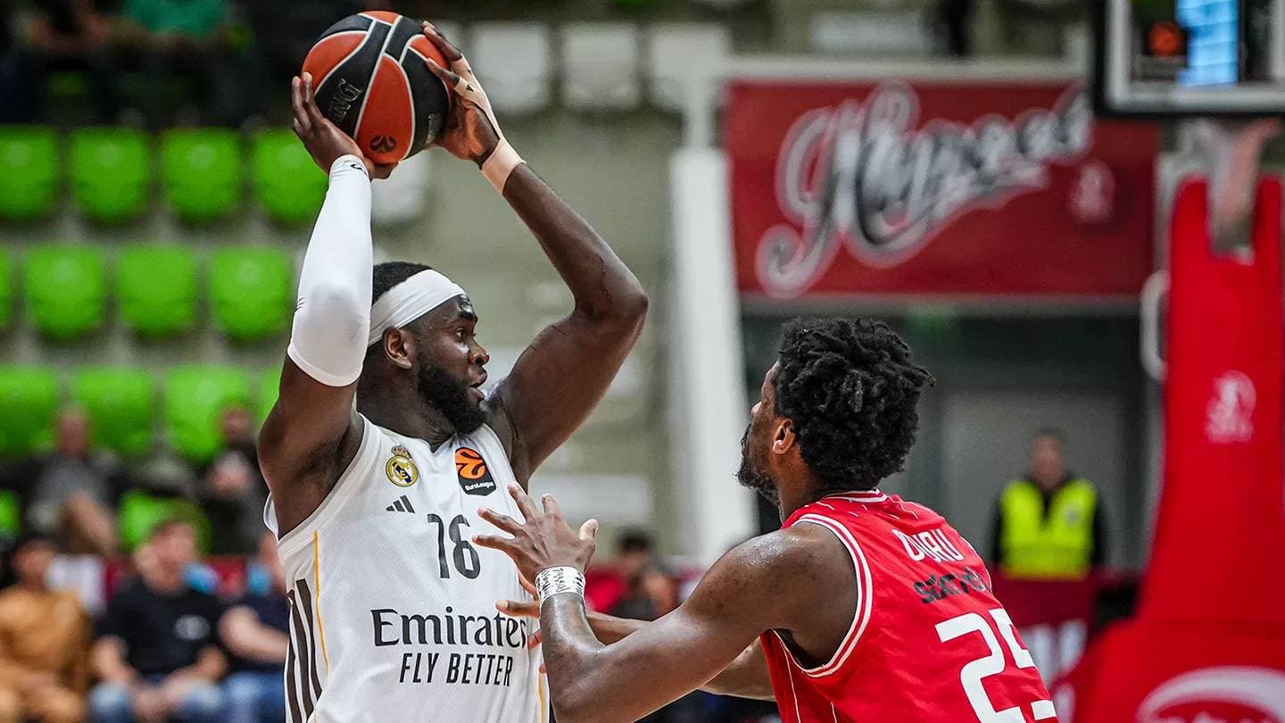 Garuba, ante la defensa de Oturu en el cuarto partido ante el Hapoel.