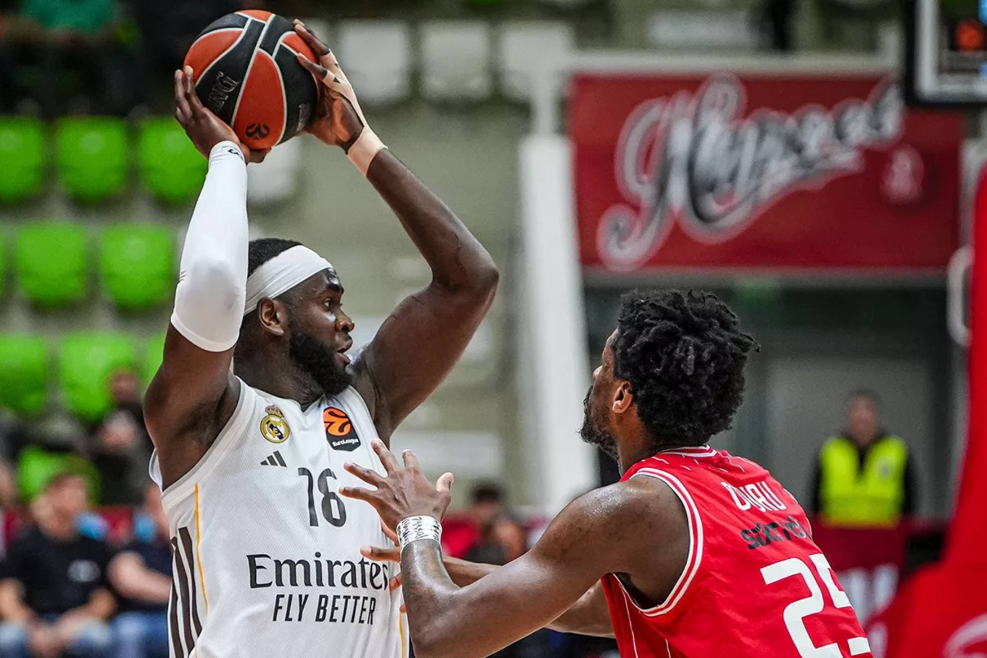 Usman Garuba busca un pase ante la defensa de Dan Oturu.