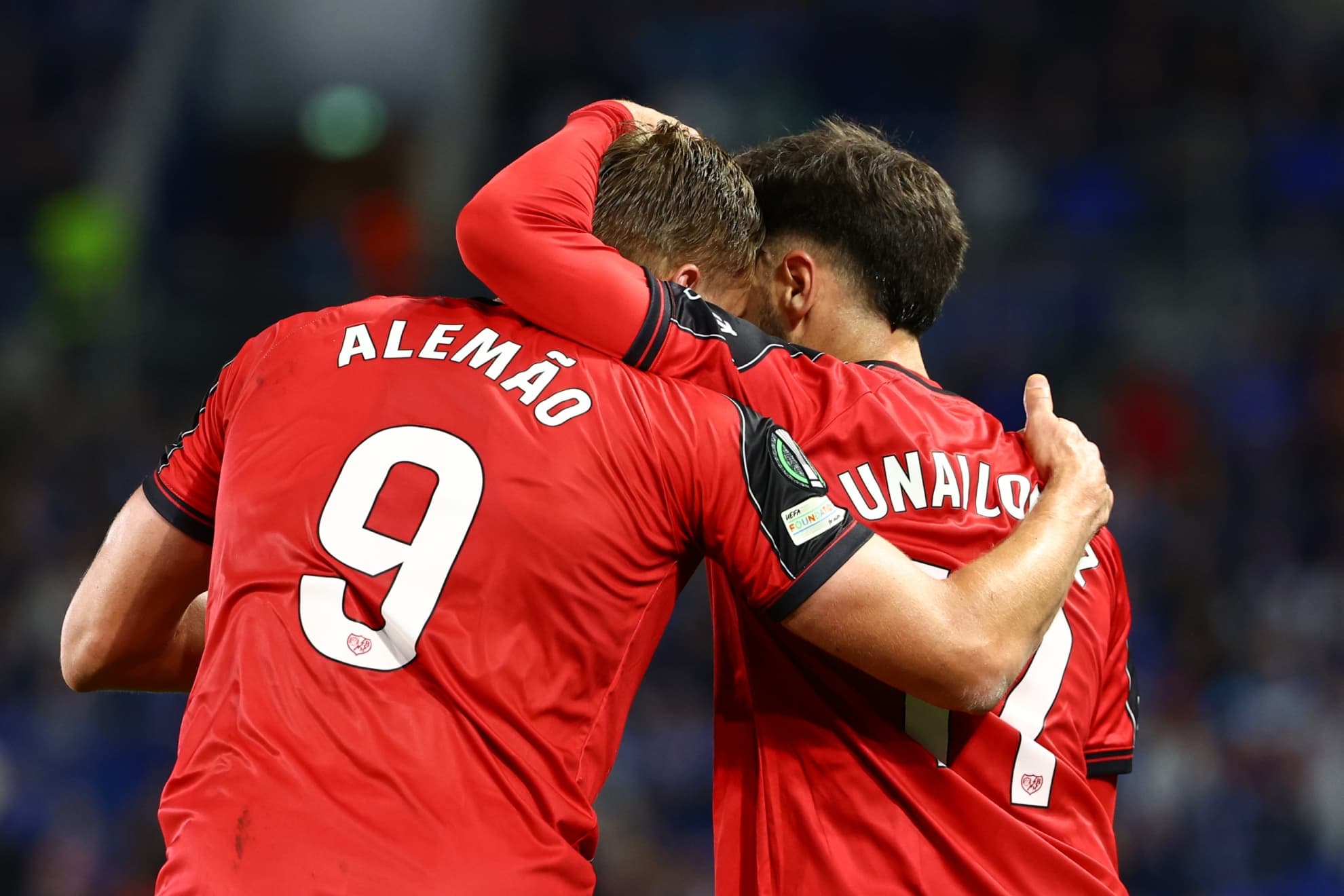 Alemao y Unai López celebrando el gol de la victoria.