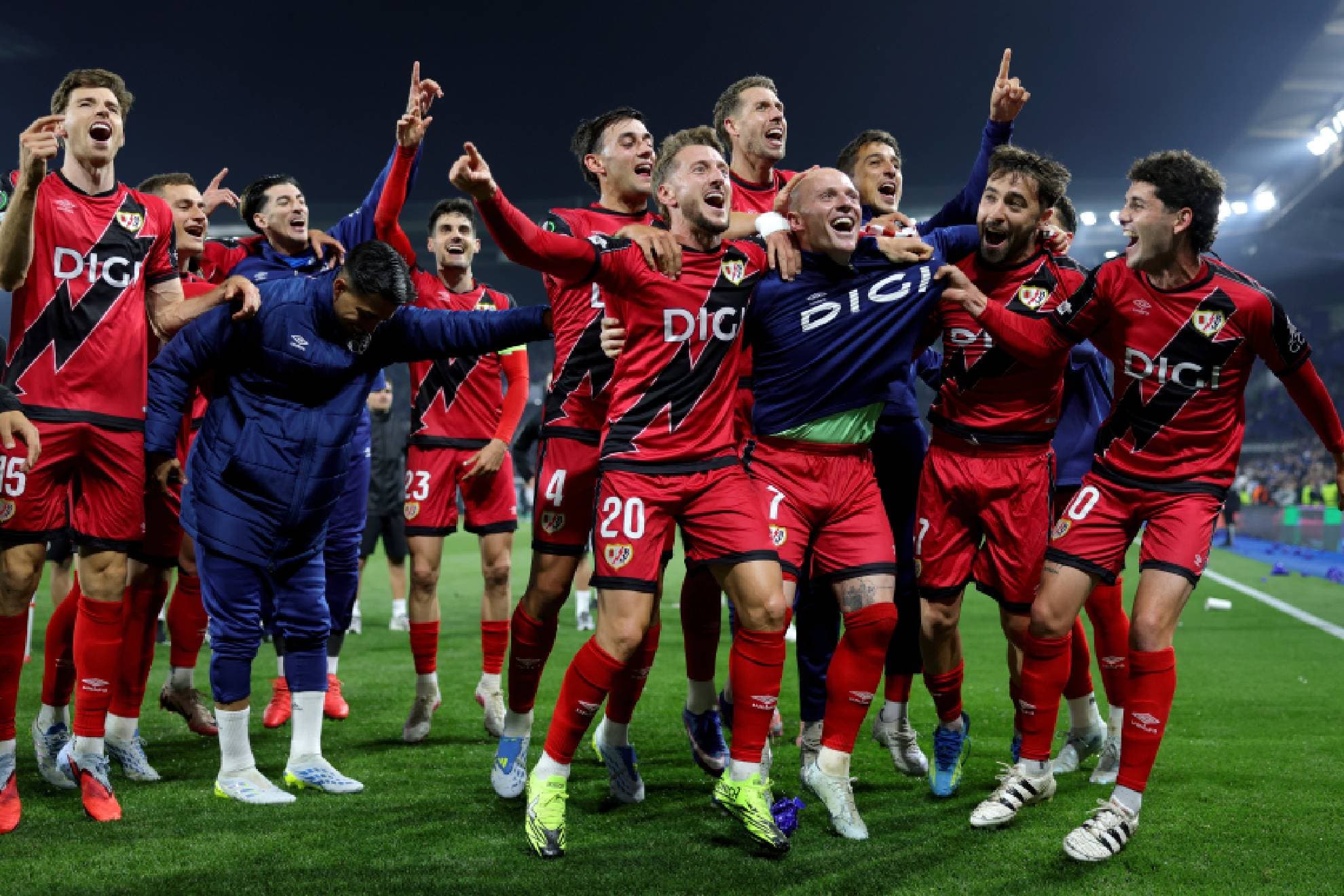 Los jugadores del Rayo celebran su pase a la final tras vencer 0-1 al Estrasburgo
