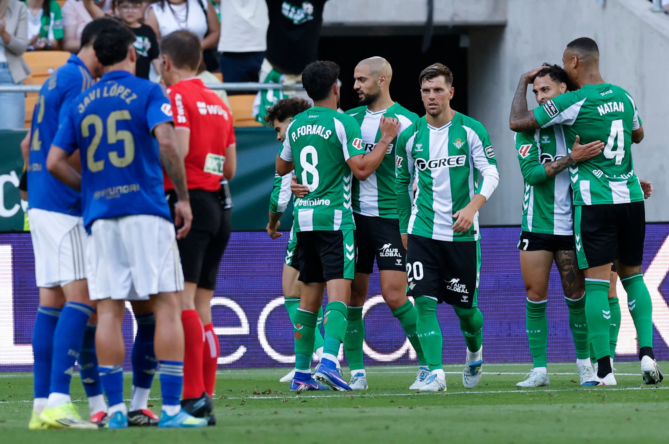 Los jugadores del Betis celebran el gol de Abde ante el Oviedo