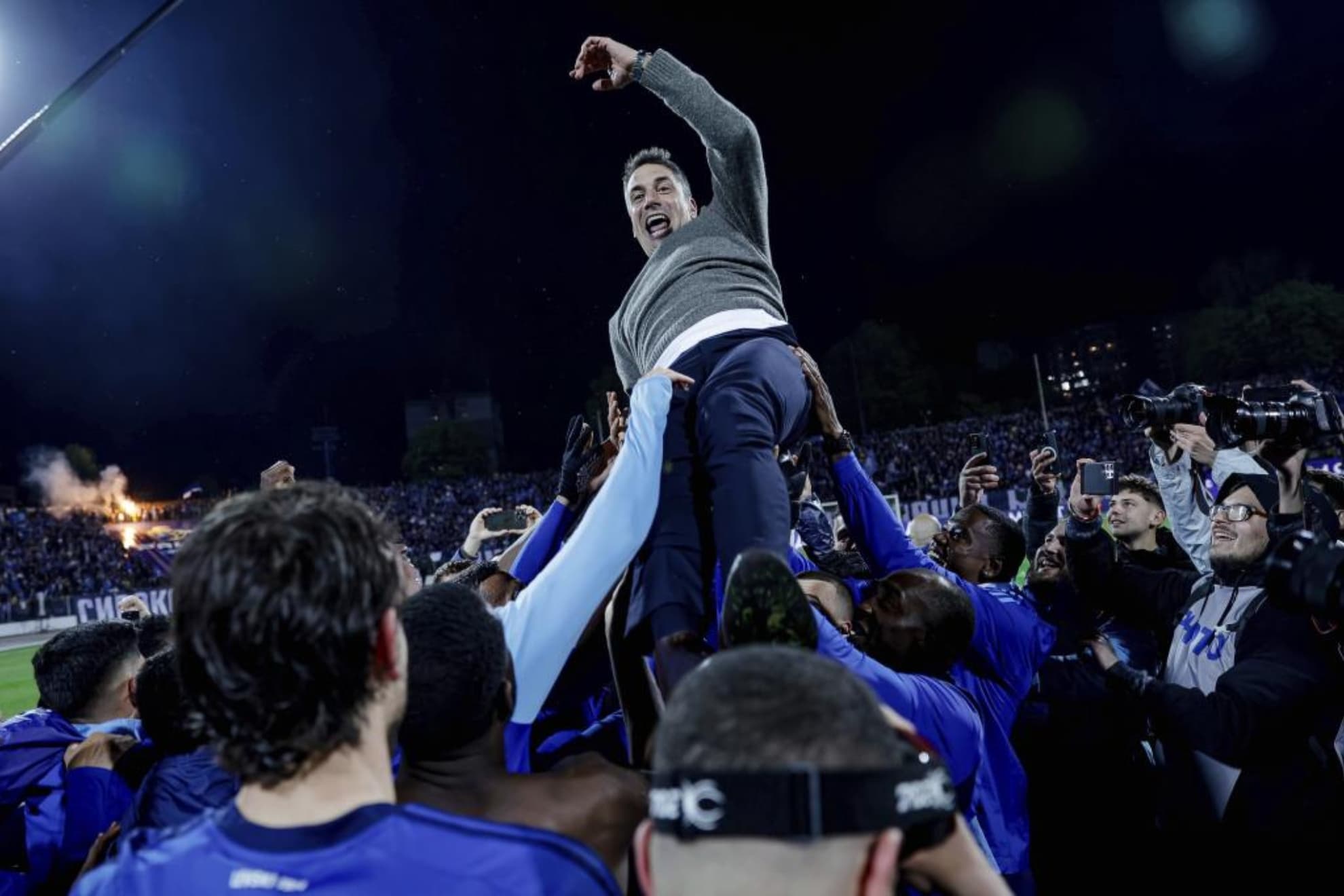 Los futbolistas mantean a Julio Velázquez tras ganar el título de Liga con el Levski.