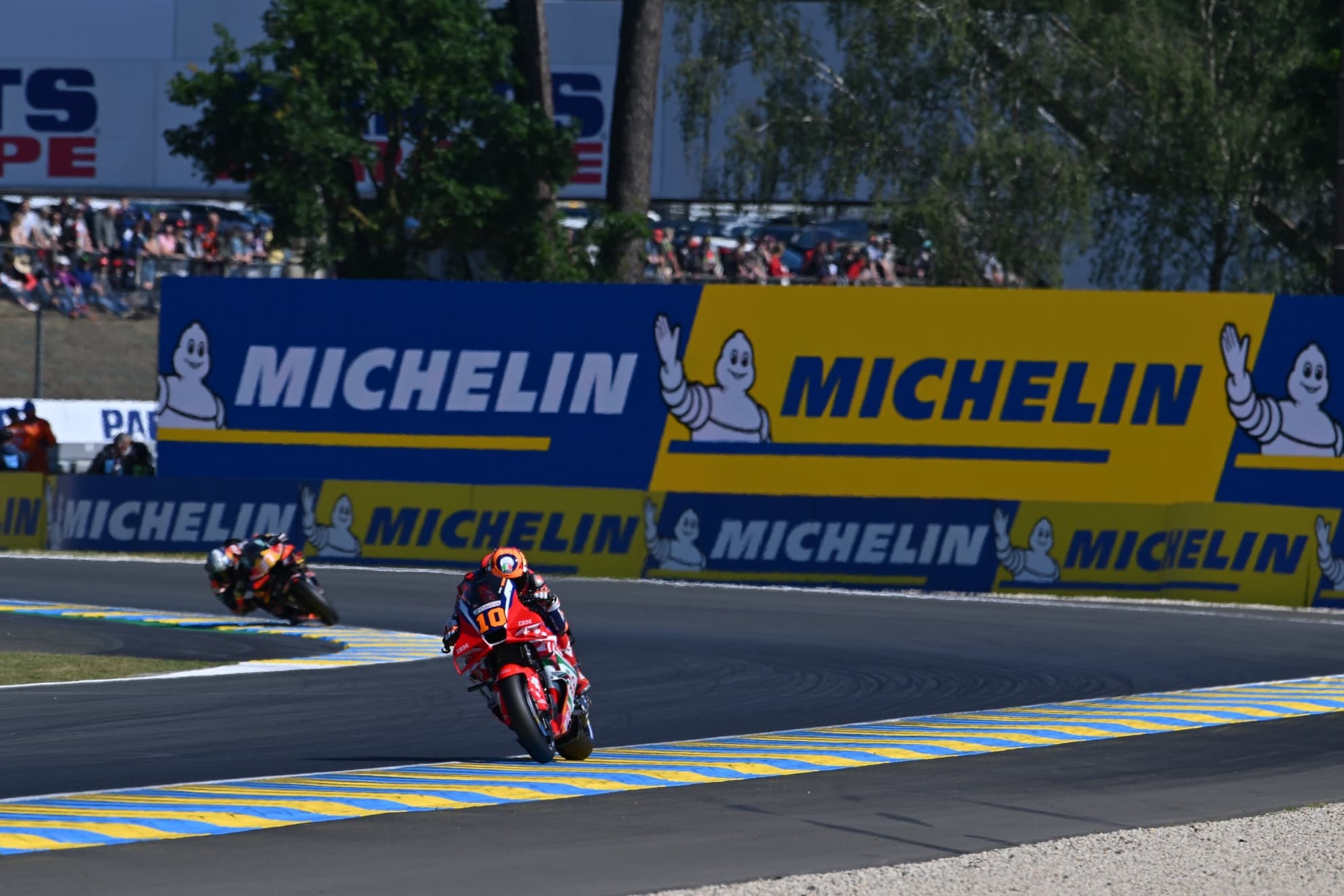 Marini, delante de Acosta, en Le Mans, hoy.