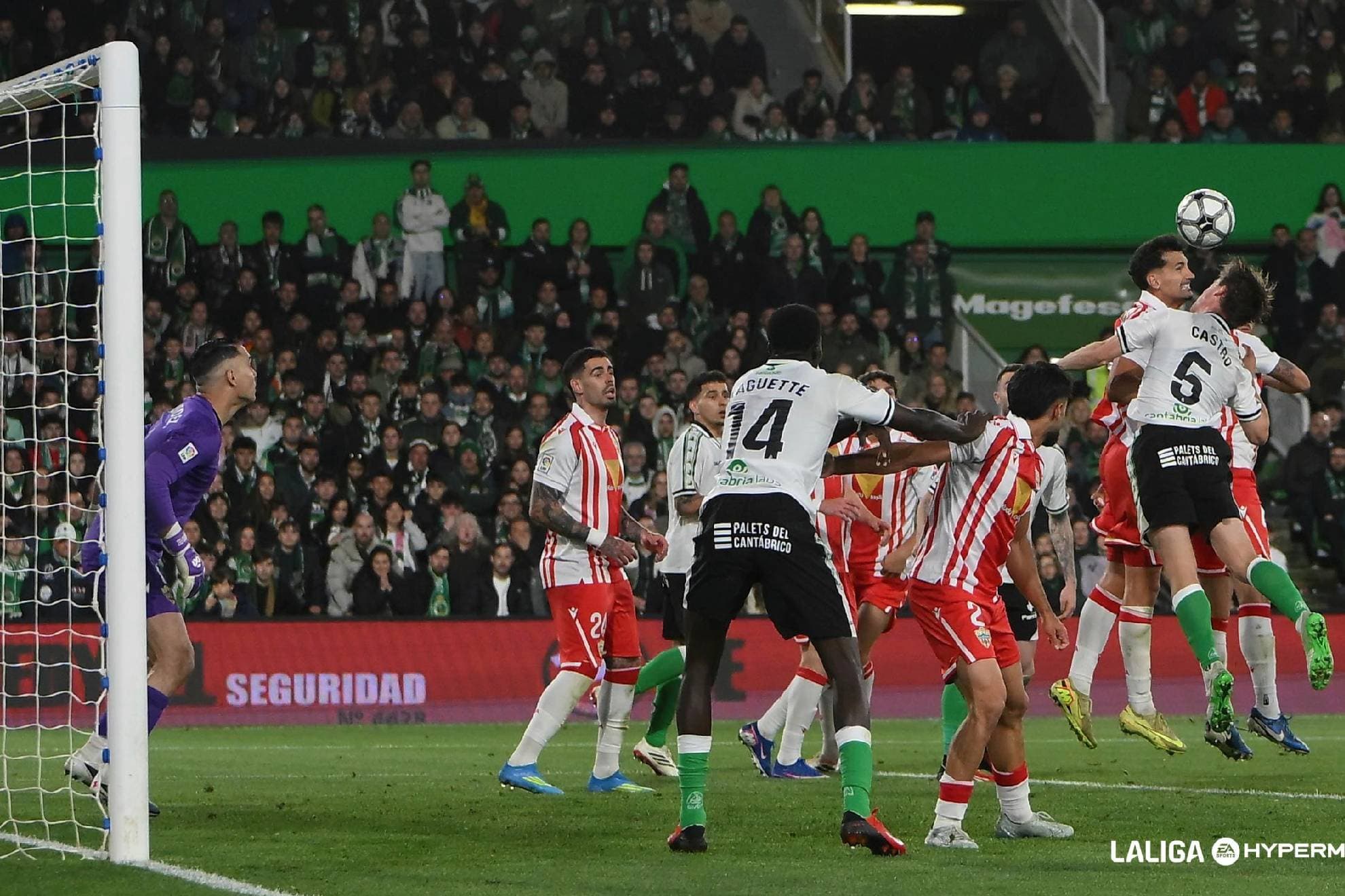 Álex Muñoz y Javi Castro disputan un balón aéreo en el Racing-Almería.