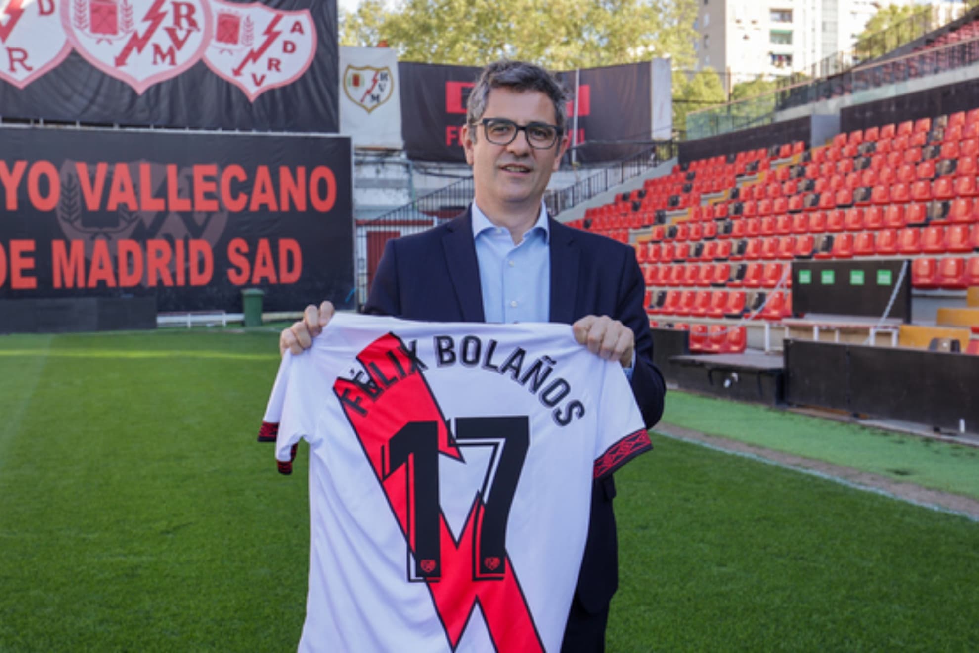 Félix Bolaños posando en el campo del Rayo Vallecano con la camiseta de la franja