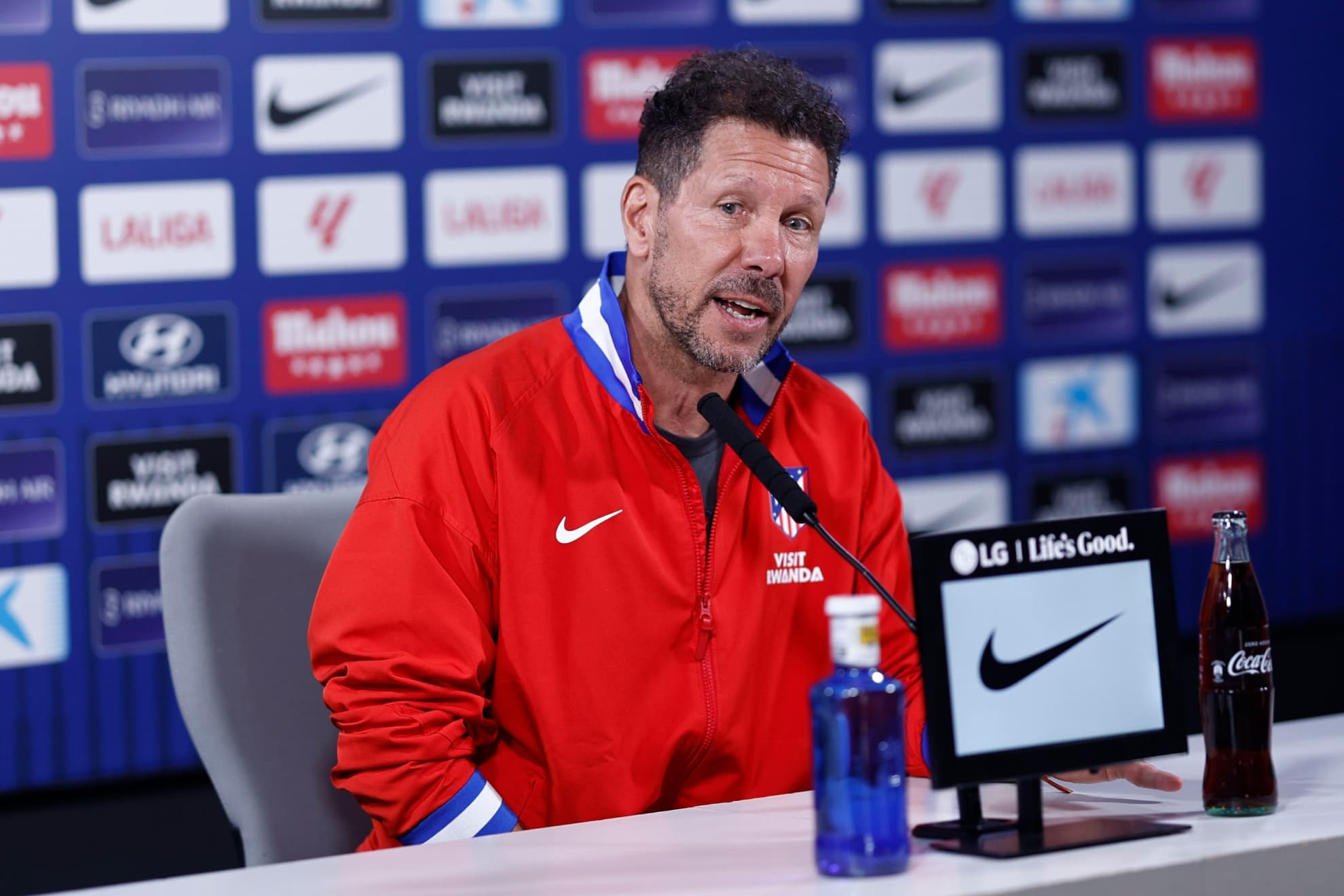 SIMEONE, EN RUEDA DE PRENSA.