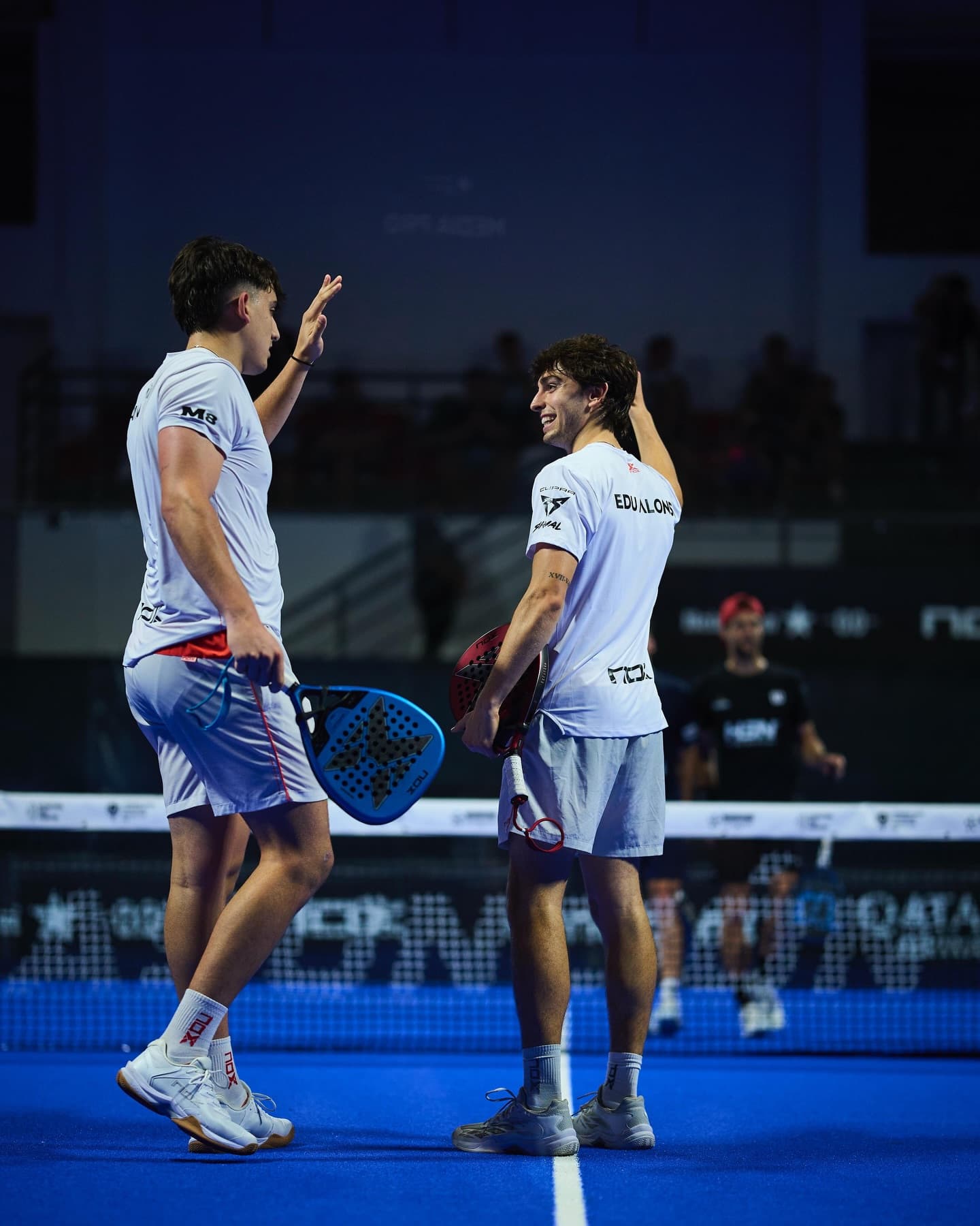 Aimar Goñi y Edu Alonso celebrando el pase en Asunción.
