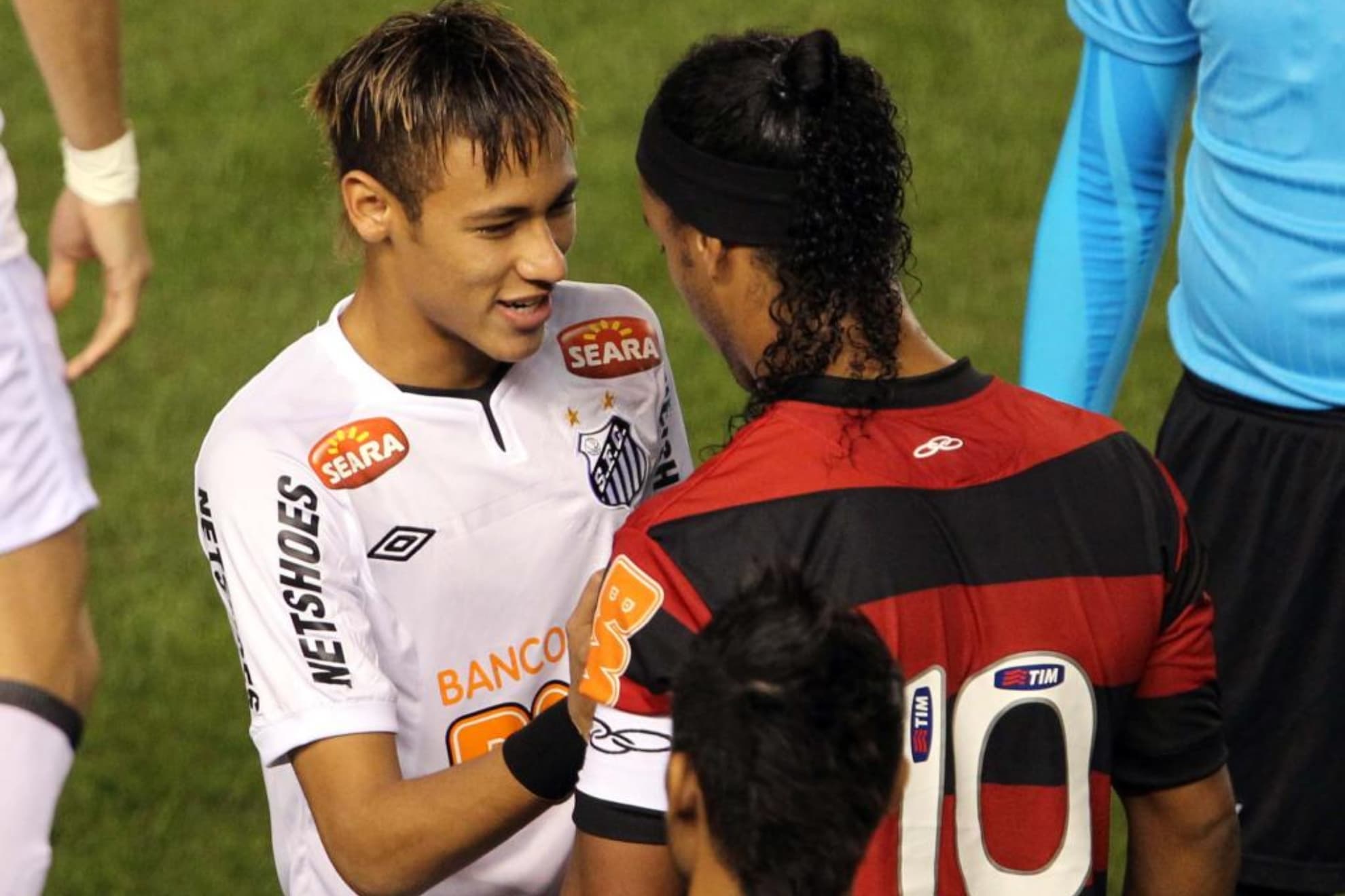Un joven Neymar saluda a Ronaldinho durante un partido entre Santos y Flamengo.