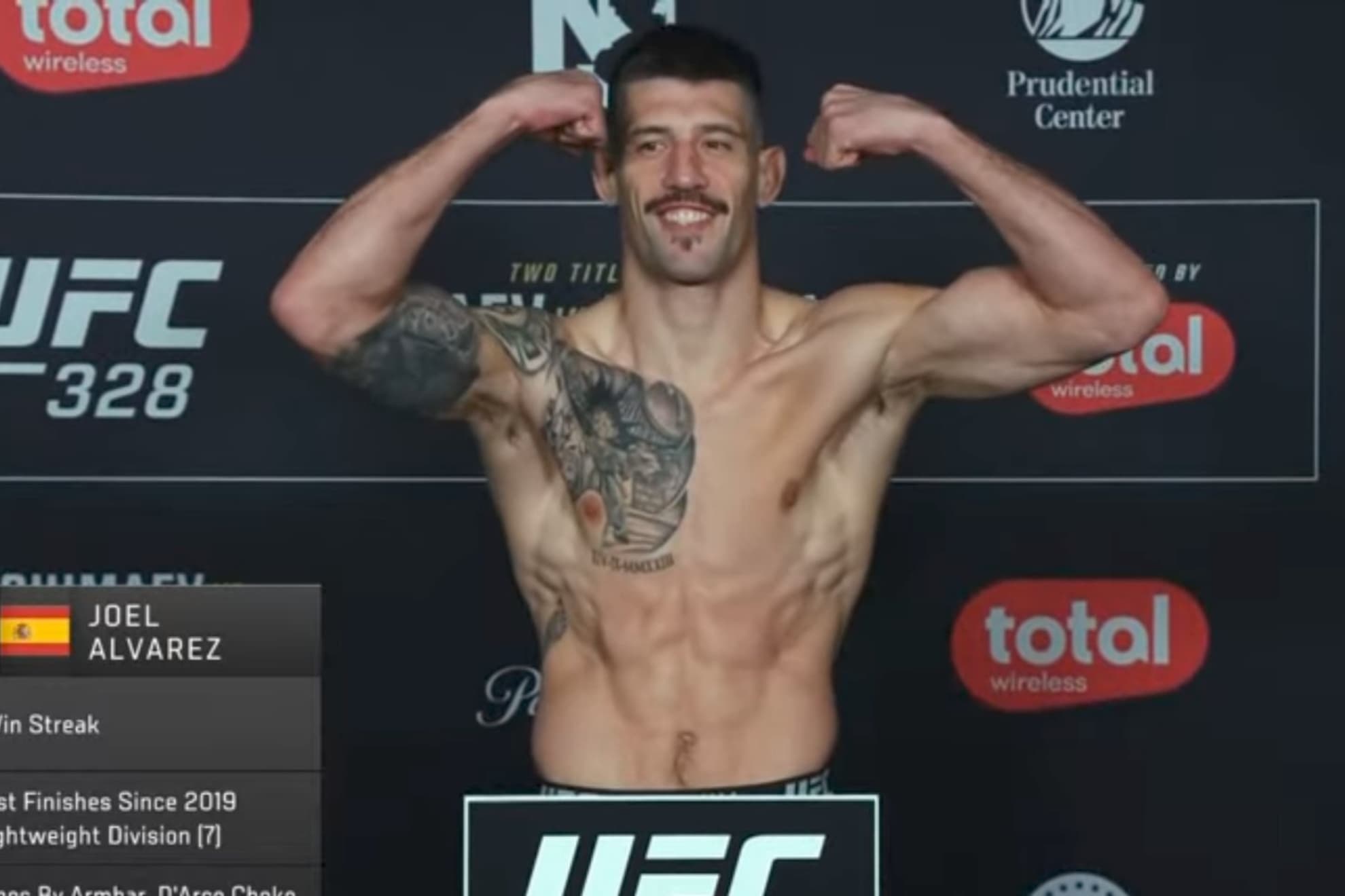 Joel Álvarez cumple con la báscula en UFC 328.