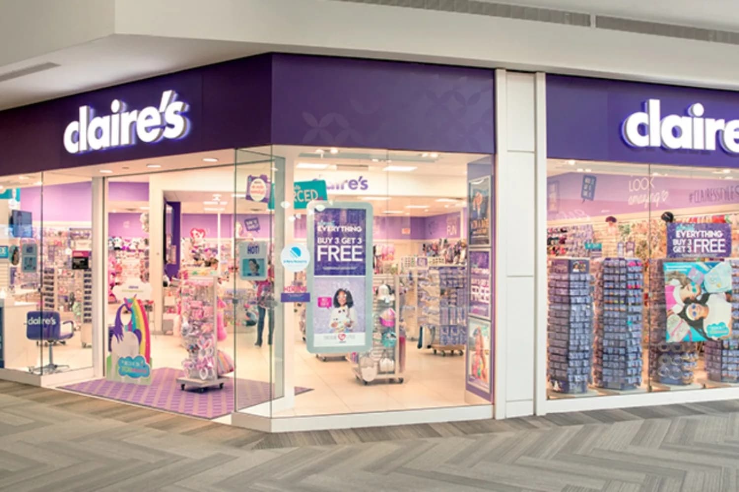 Imagen de una tienda Claire's en el interior de un centro comercial.