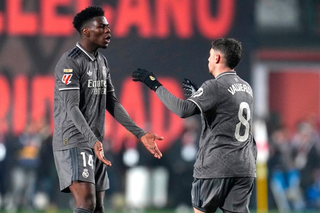 ARCHIVO - Federico Valverde (derecha) y Aurelien Tchouameni del Real Madrid celebran un gol en el partido contra Rayo Vallecano en la Liga de España, el sábado 14 de diciembre de 2024. (AP Foto/Manu Fernández)