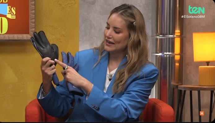 Alba Carillo enseña los guantes a cámara.