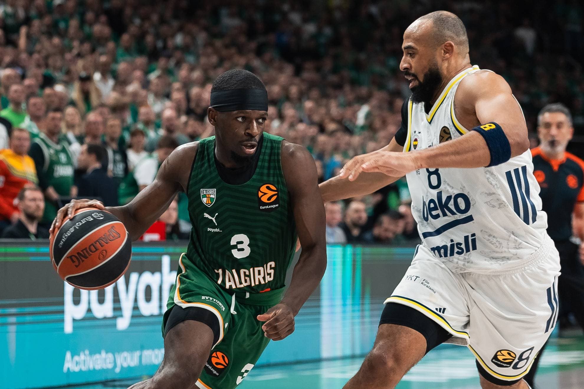 Sylvain Francisco intenta atacar ante la defensa de Talen Horton-Tucker.