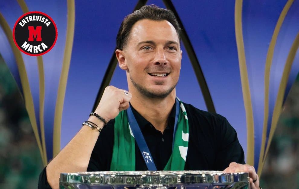 Matthias Jaissle posa con el título de la AFC Champions League