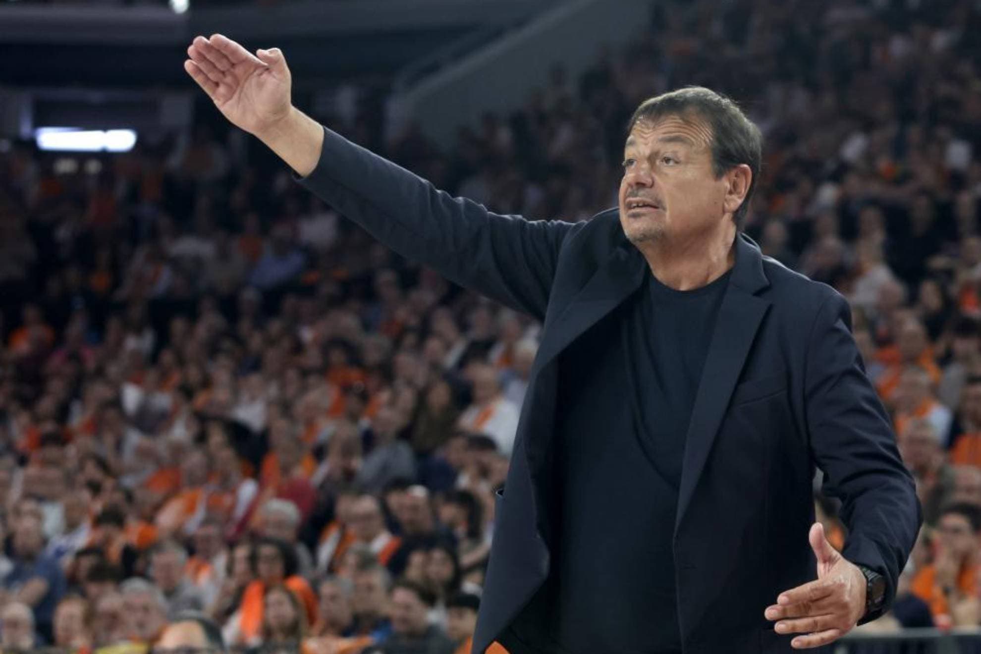 Ergin Ataman, durante un partido de la serie frente a Valencia Basket.