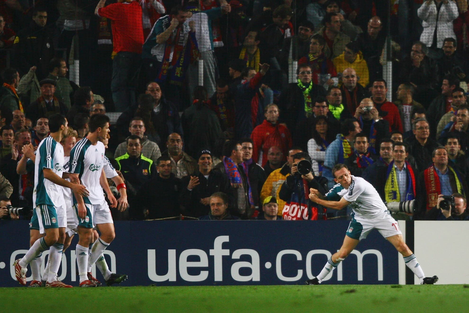 Bellamy celebra su gol al Barcelona con un swing de golf.