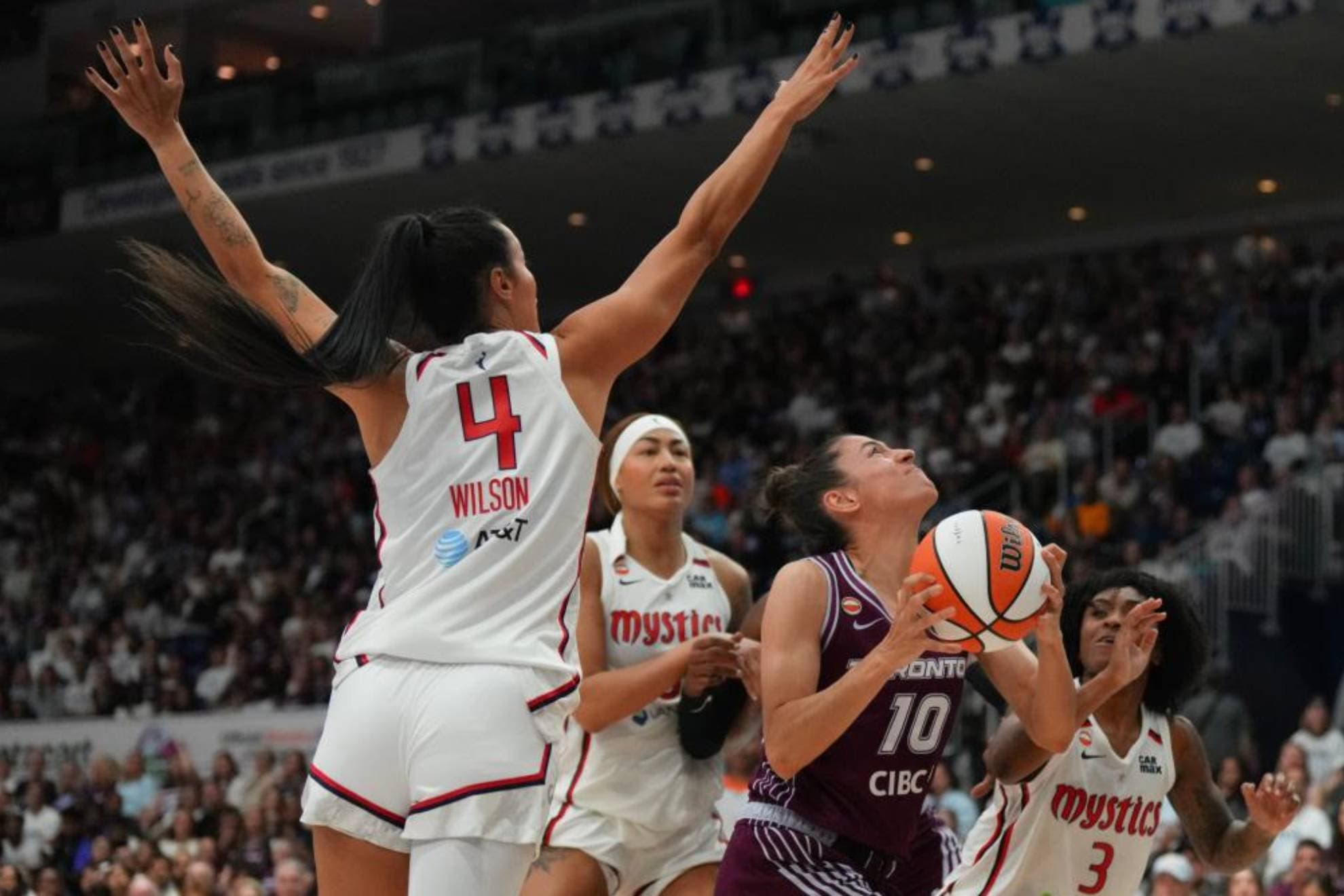 María Conde trata de anotar en su debut en la WNBA.