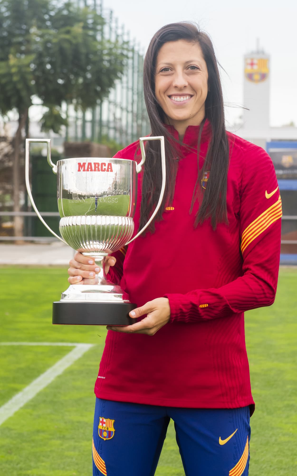 Jenni Hermoso con el Trofeo PICHICHI