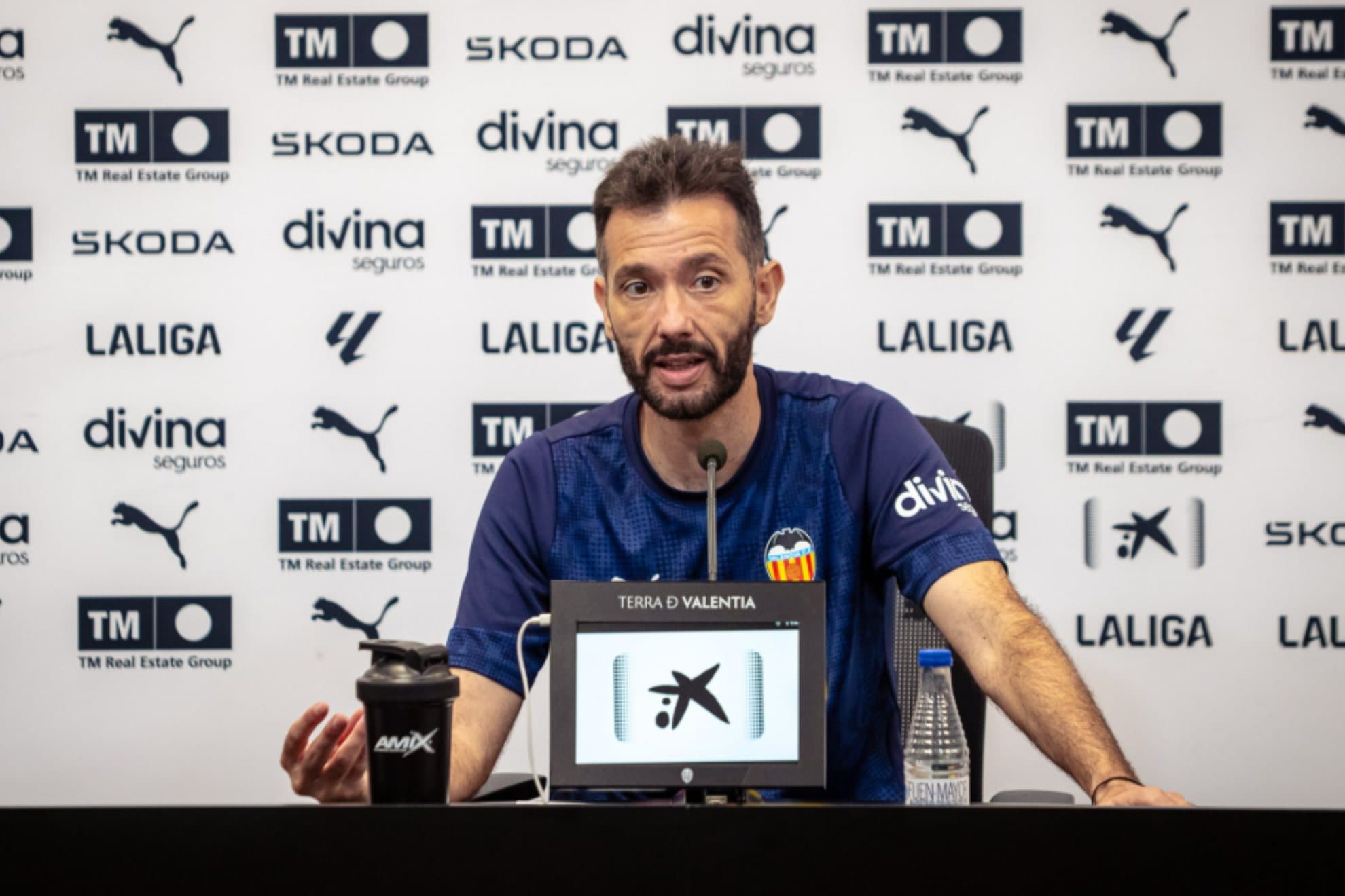 Carlos Corberán, en rueda de prensa en la ciudad deportiva de Paterna.