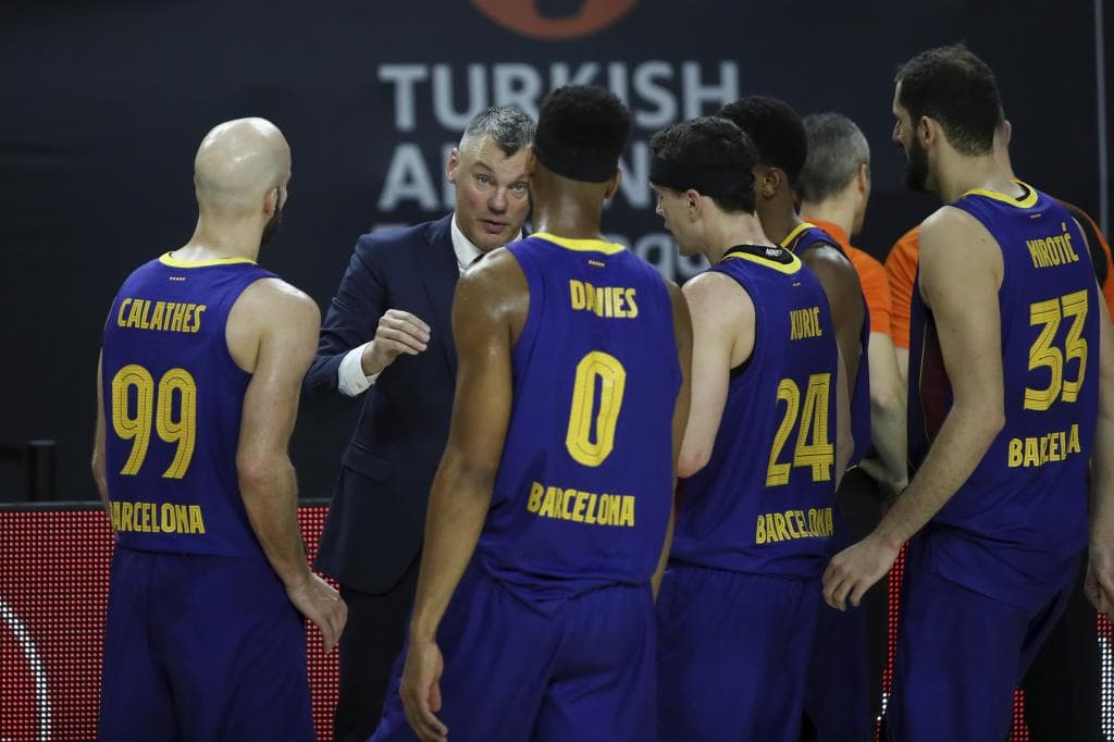 El técnico lituano da instrucciones a sus jugadores durante su etapa en el Barça.