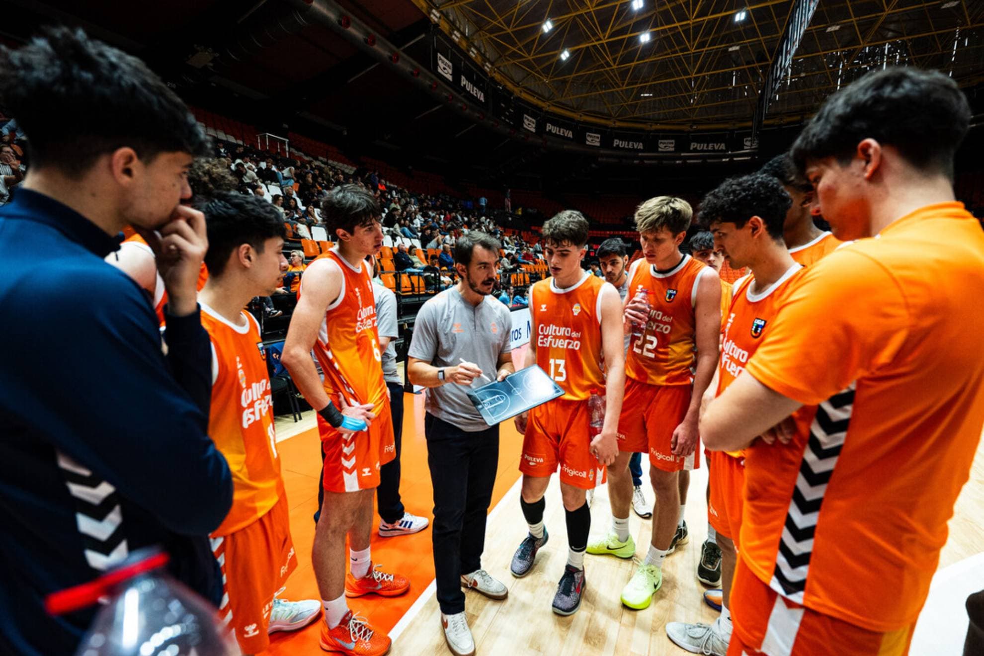 Los chavales del filial del Valencia, en el play in de la Liga U ante el Gran Canaria.