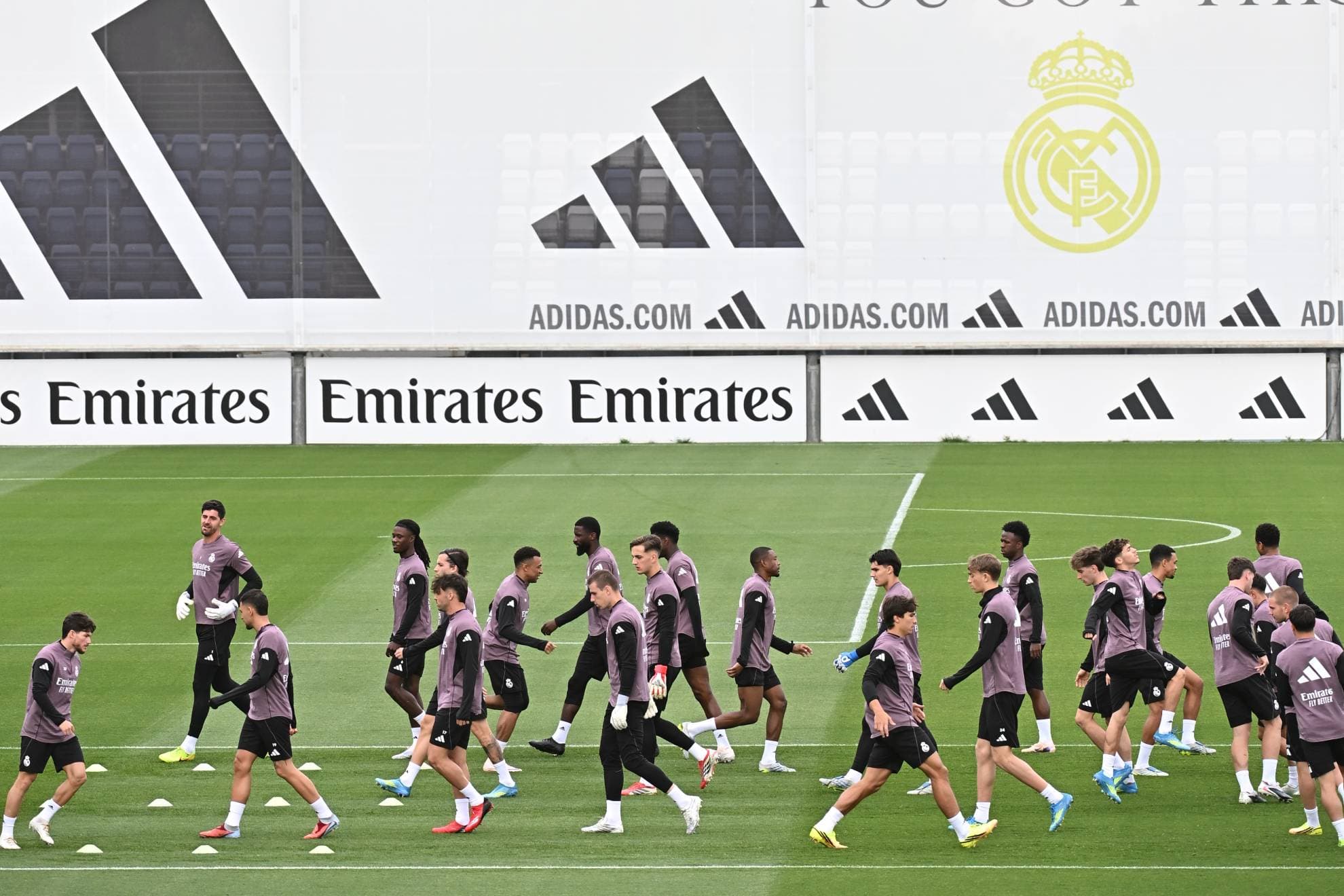 Los futbolistas del Real Madrid entrenan en Valdebebas antes de viajar a Barcelona para disputar el Clásico.