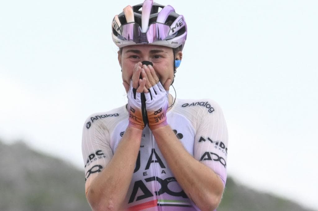 La ciclista española Paula Blasi, del UAE, a su llegada a meta tras la séptima y última etapa de la Vuelta Ciclista a España.nso