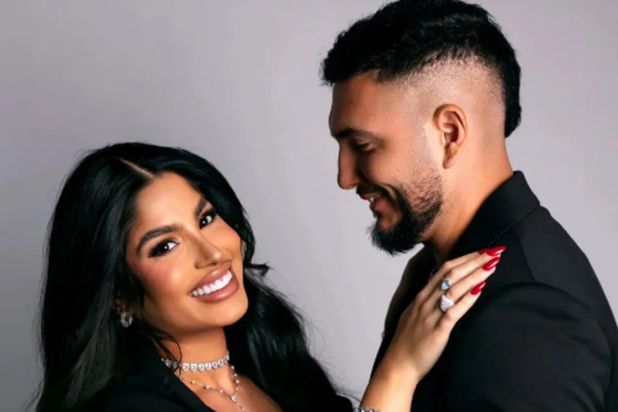 La pareja de Omar Montes abandona el domicilio familiar tras la noticia de una posible nueva paternidad del cantante con otra mujer
