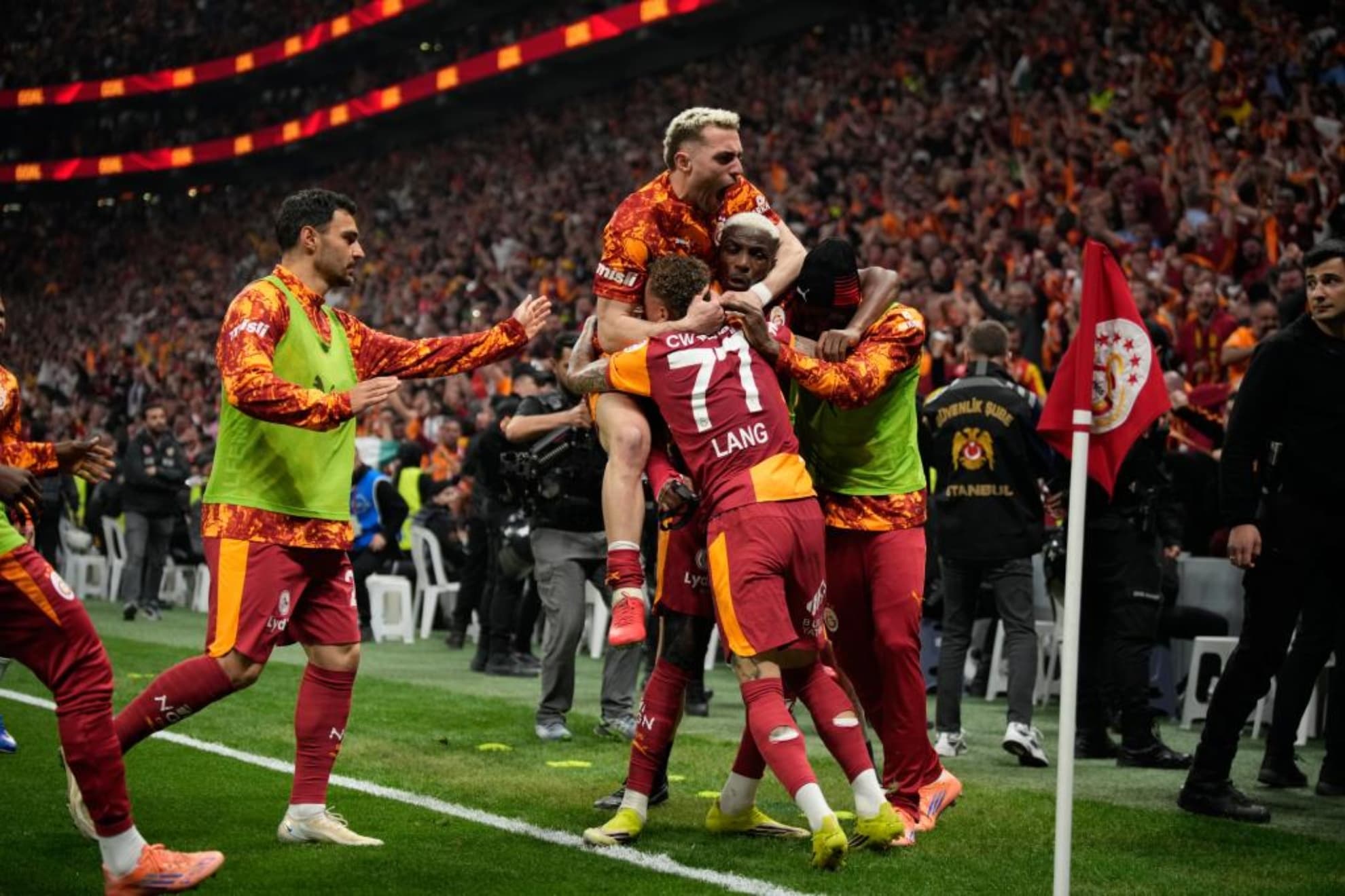 El Galatasaray celebra el gol de Victor Osimhen que les da la Liga.