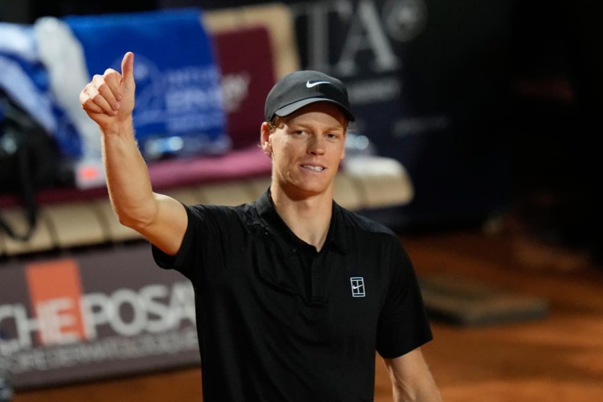 Sinner celebra su victoria en su debut en Roma ante Ofner