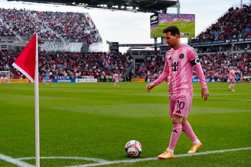 Leo Messi se dispone a sacar un córner.