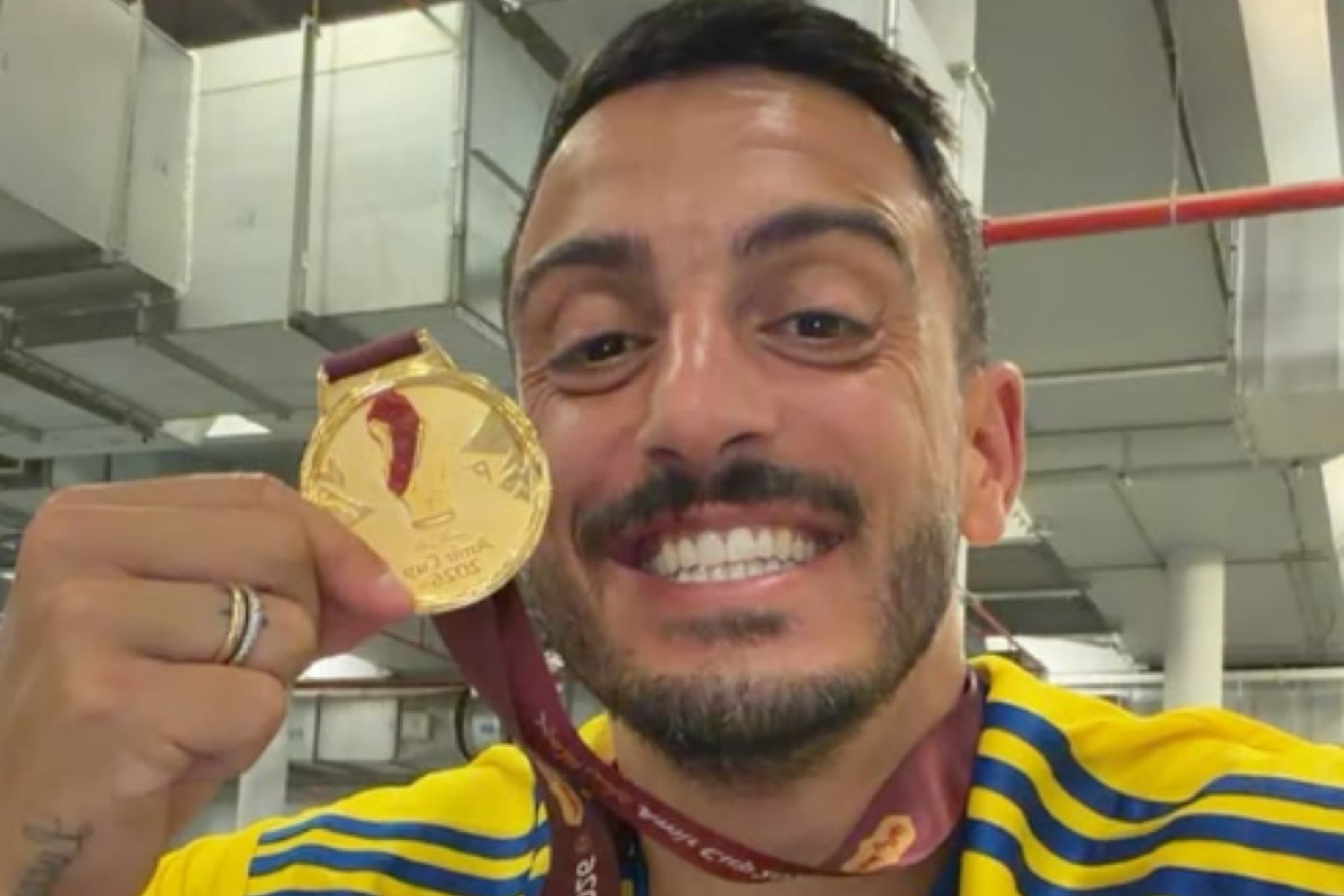Joselu posa con la medalla de campeón.