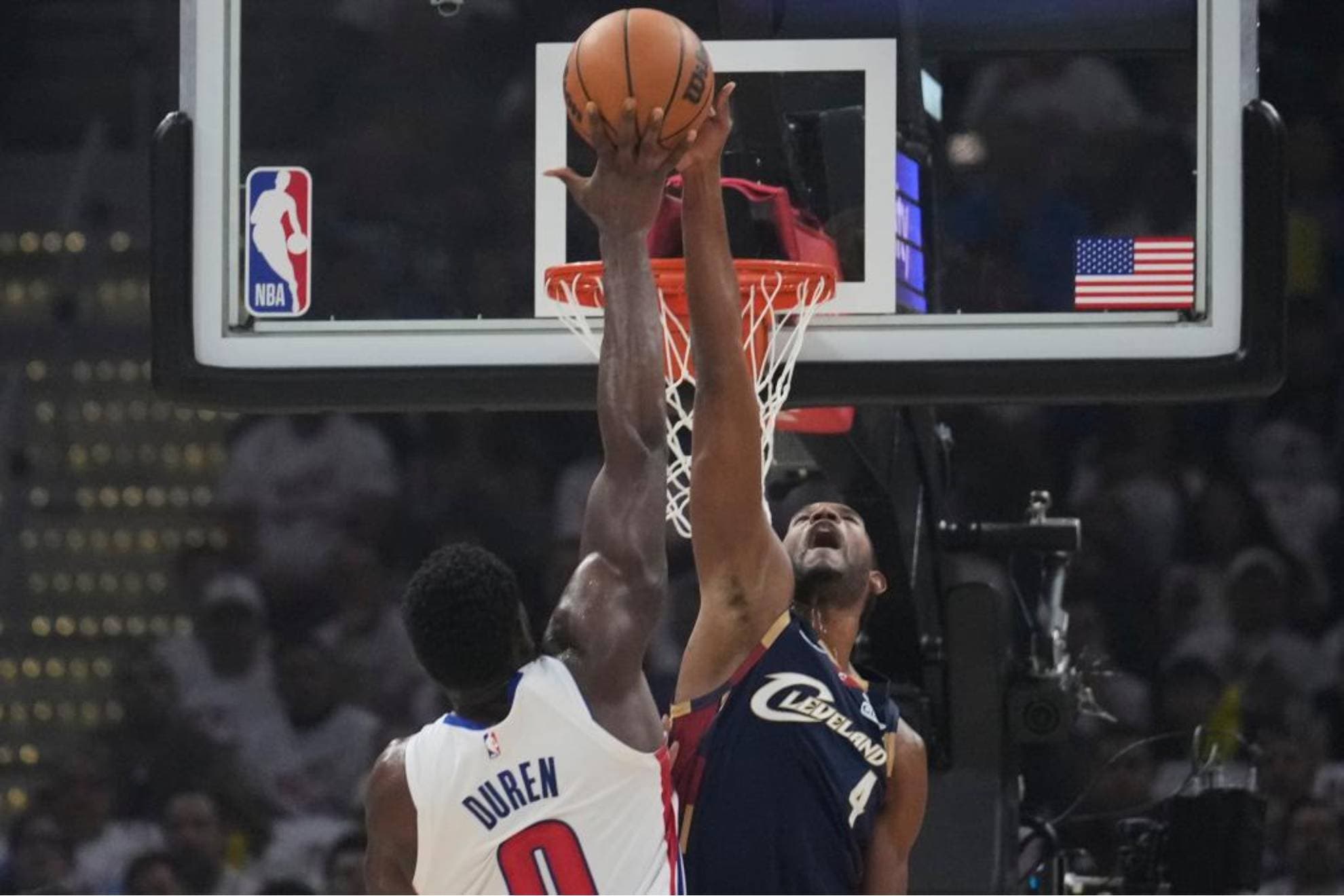 Evan Mobley tapona el intento de lanzamiento de Jalen Duren en el Cavs-Pistons.
