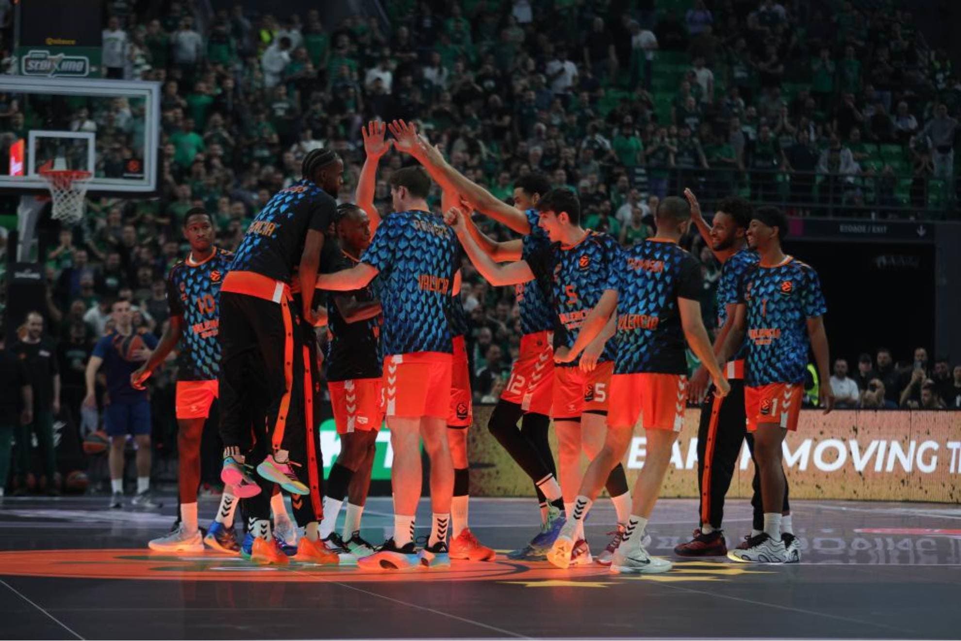 Los jugadores del Valencia hacen piña en el OAKA antes del cuarto partido ante el PAO.